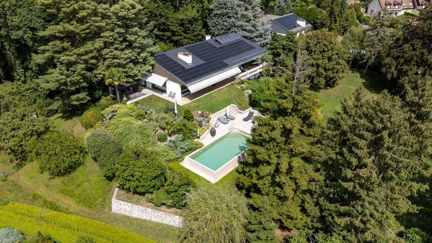 Stupenda proprietà di 7,5 stanze con piscina - potenziale di sviluppo - Foto 3 di 13