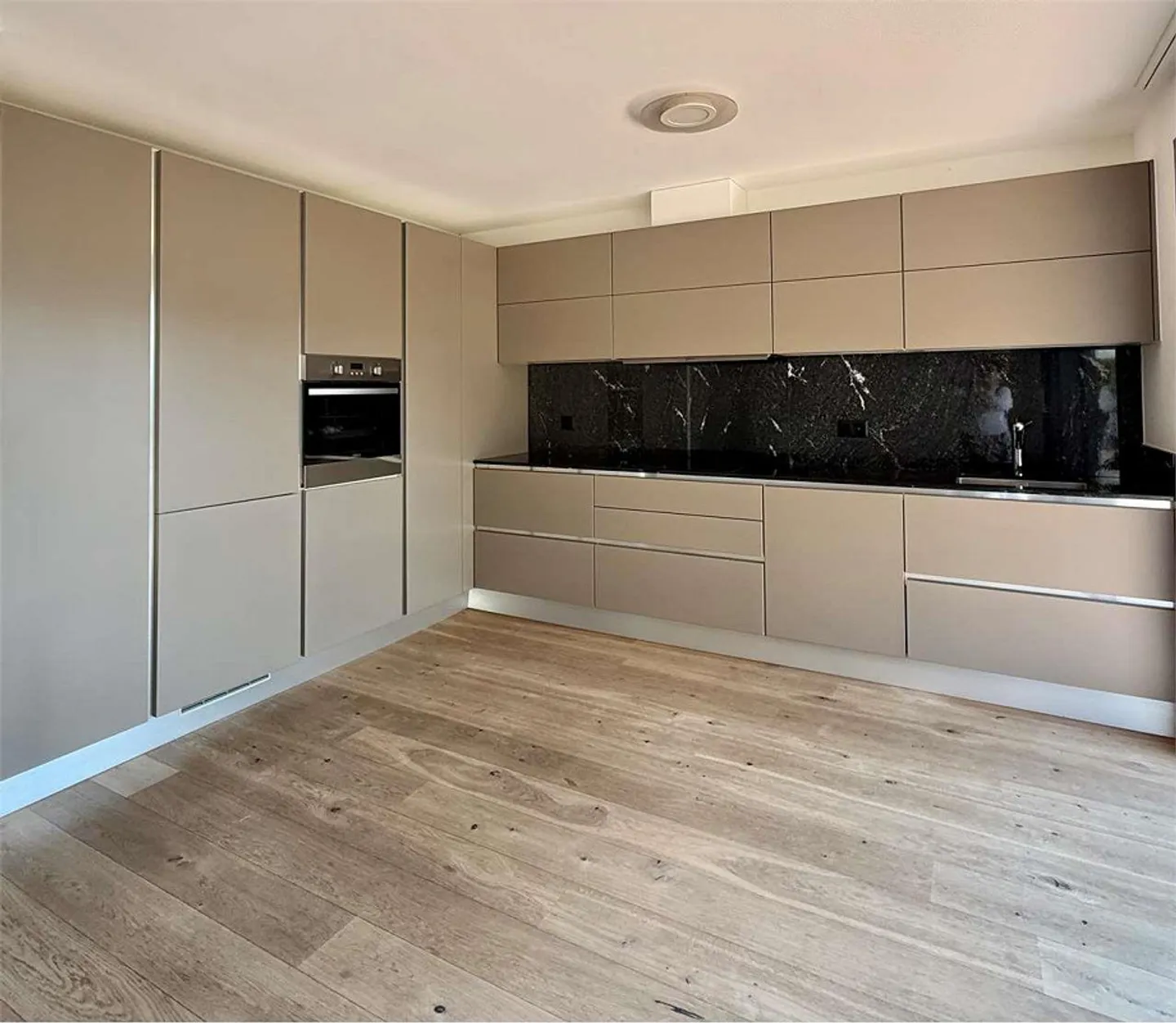 Luxury apartment, 4.5 rooms with large private garden in Pregas - Photo 2 of 9