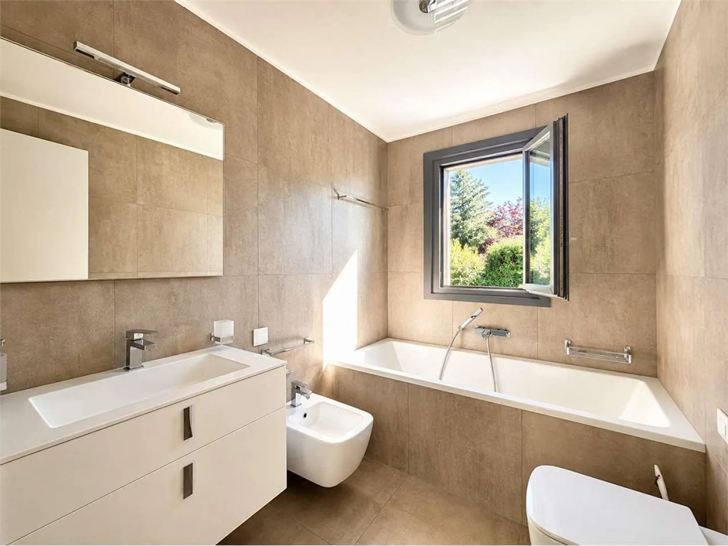 Luxury apartment, 4.5 rooms with large private garden in Pregas - Photo 5 of 9