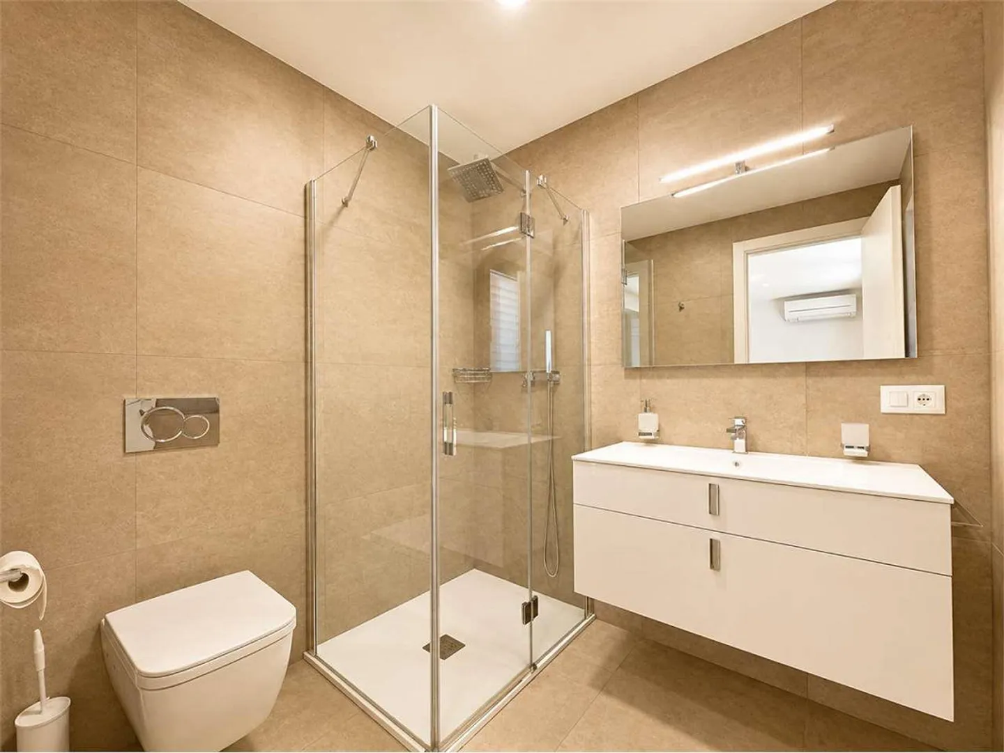 Luxury apartment, 4.5 rooms with large private garden in Pregas - Photo 6 of 9