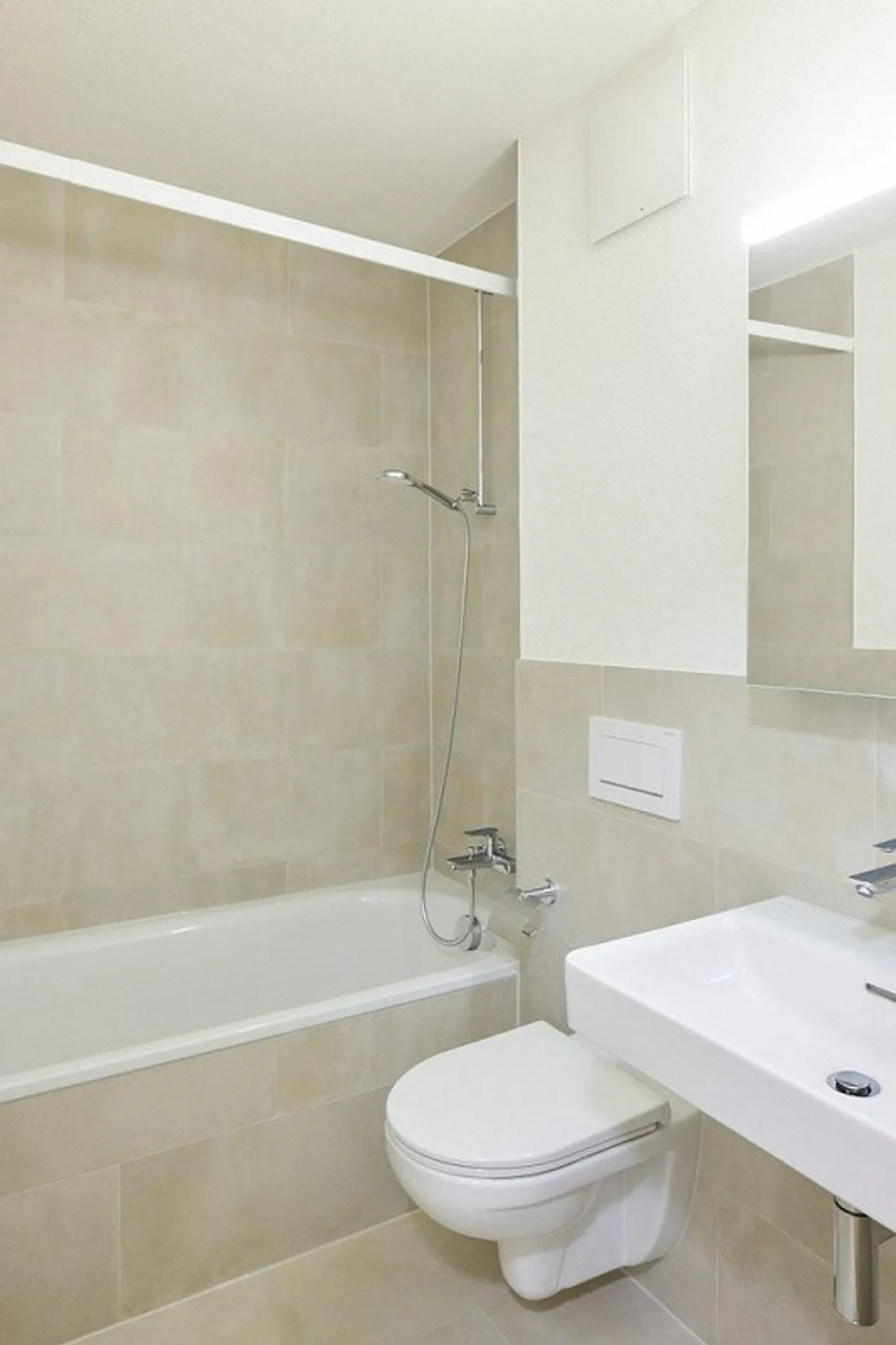 RENT WITHOUT DEPOSIT - newly renovated apartment in the green - Photo 3 of 12