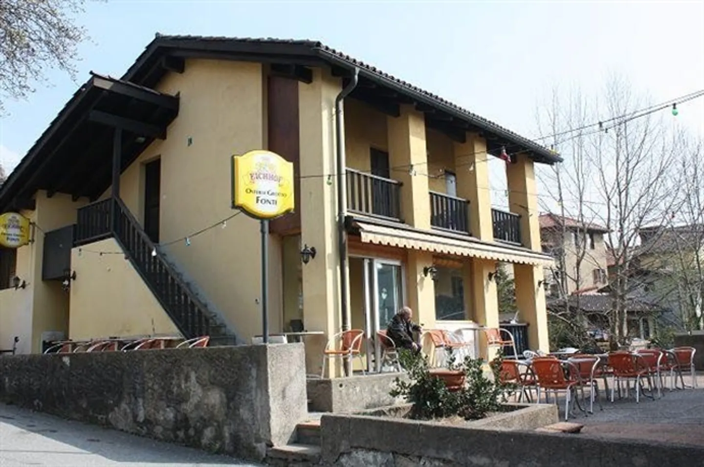 «Restaurant mit Dachwohnung und 4-Zimmer-Wohnhaus / ristorante con appartamento e casa di4 lcoali» - Foto 1 di 17