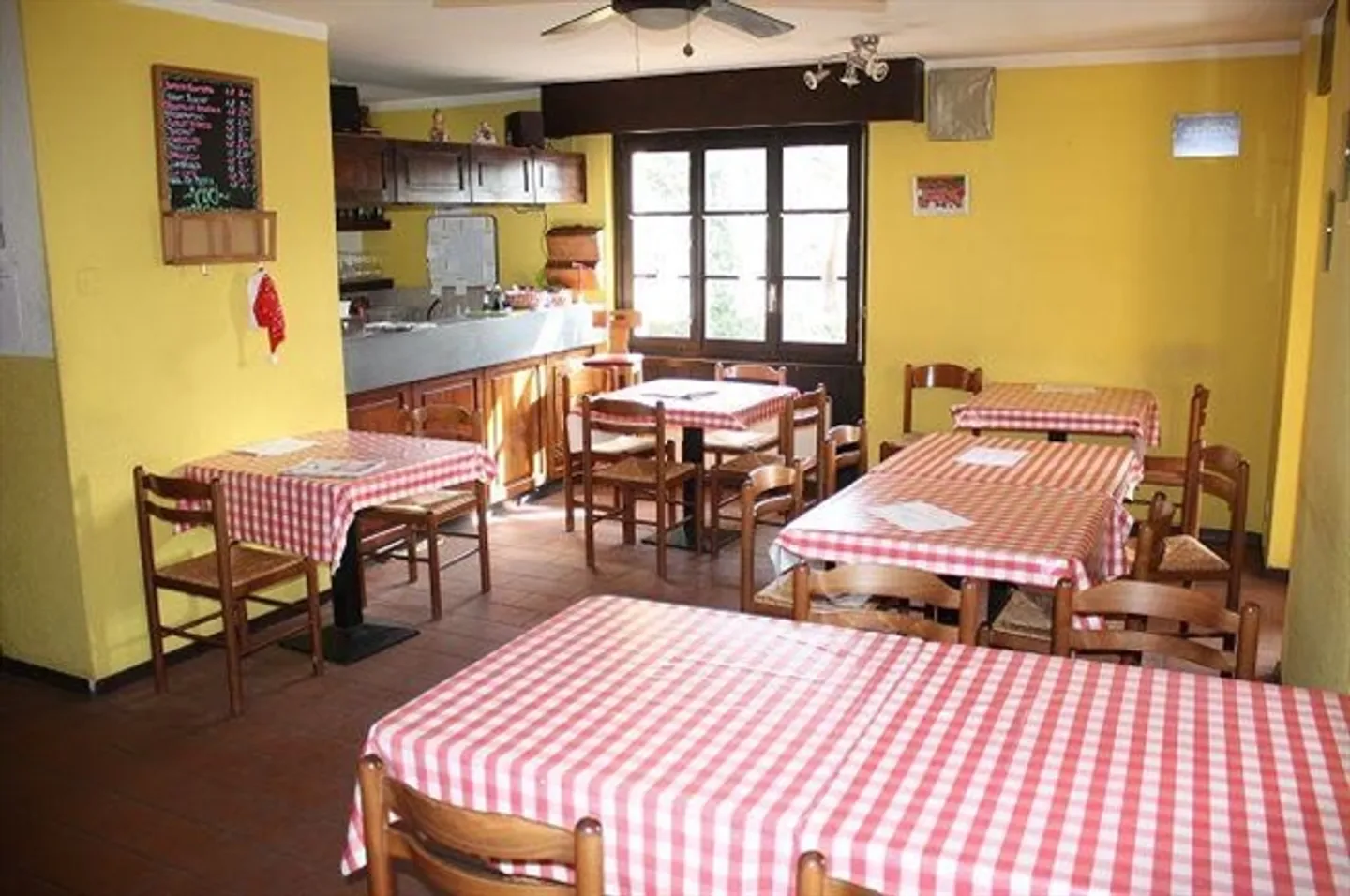 «Restaurant mit Dachwohnung und 4-Zimmer-Wohnhaus / ristorante con appartamento e casa di4 lcoali» - Foto 2 di 17