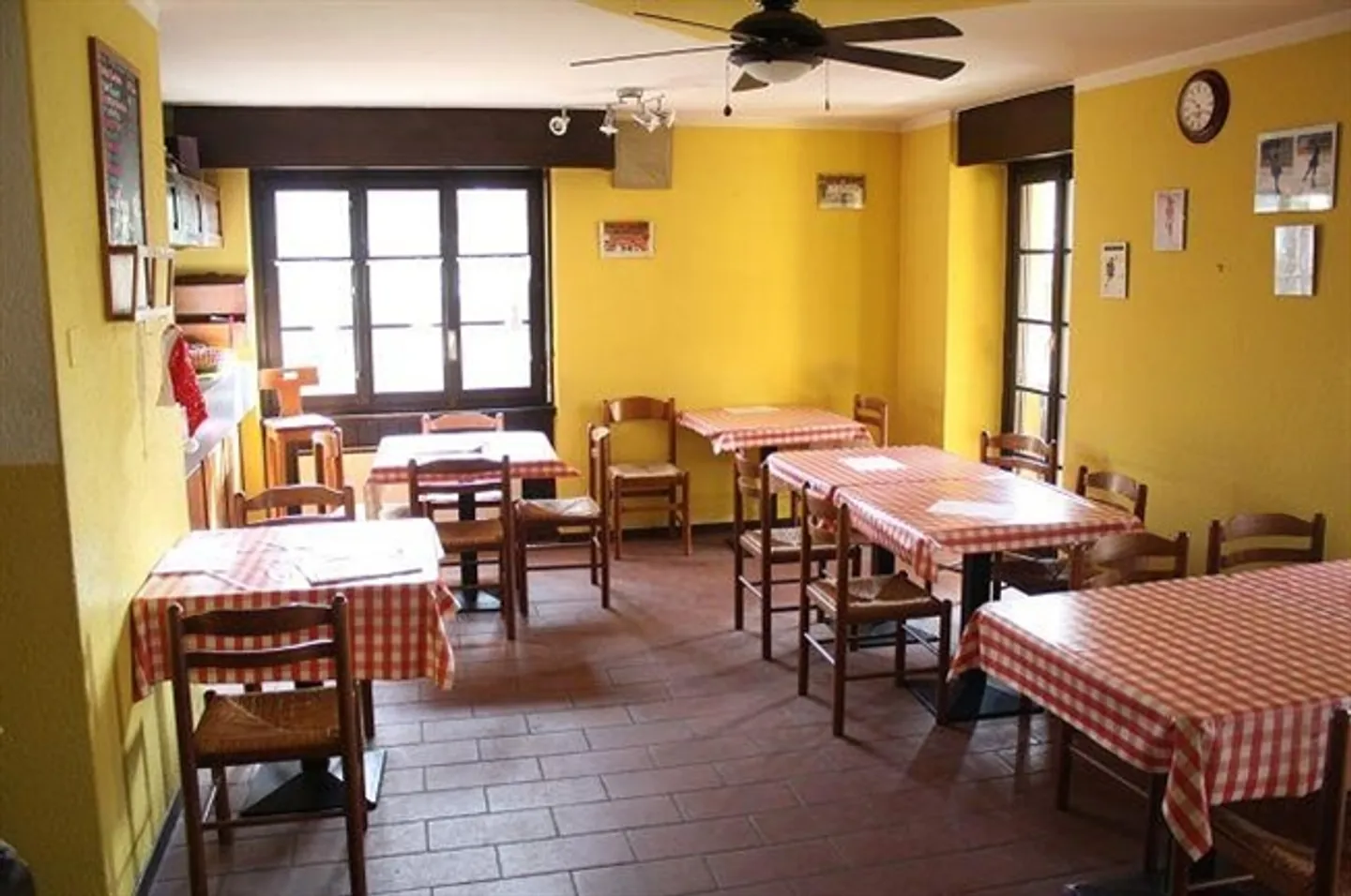 «Restaurant mit Dachwohnung und 4-Zimmer-Wohnhaus / ristorante con appartamento e casa di4 lcoali» - Foto 4 di 17