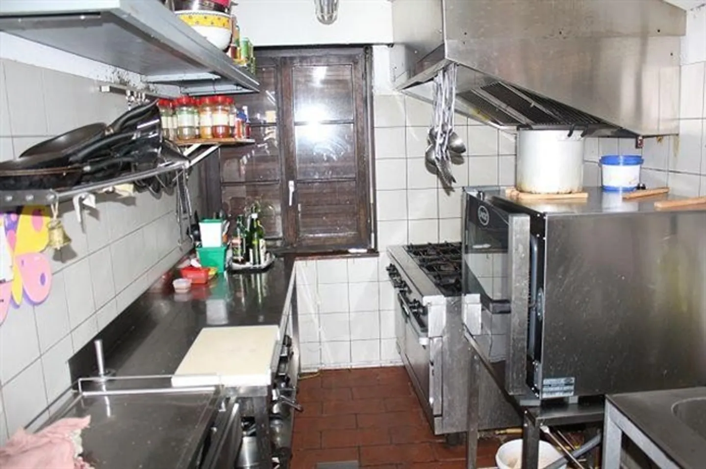 «Restaurant mit Dachwohnung und 4-Zimmer-Wohnhaus / ristorante con appartamento e casa di4 lcoali» - Foto 7 di 17