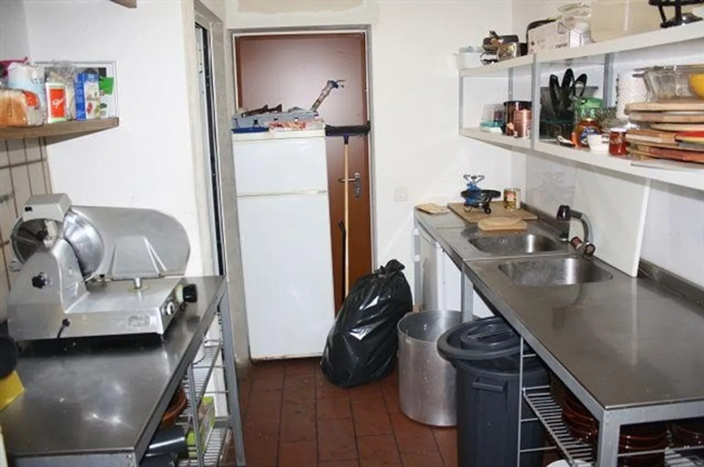 «Restaurant mit Dachwohnung und 4-Zimmer-Wohnhaus / ristorante con appartamento e casa di4 lcoali» - Foto 9 di 17
