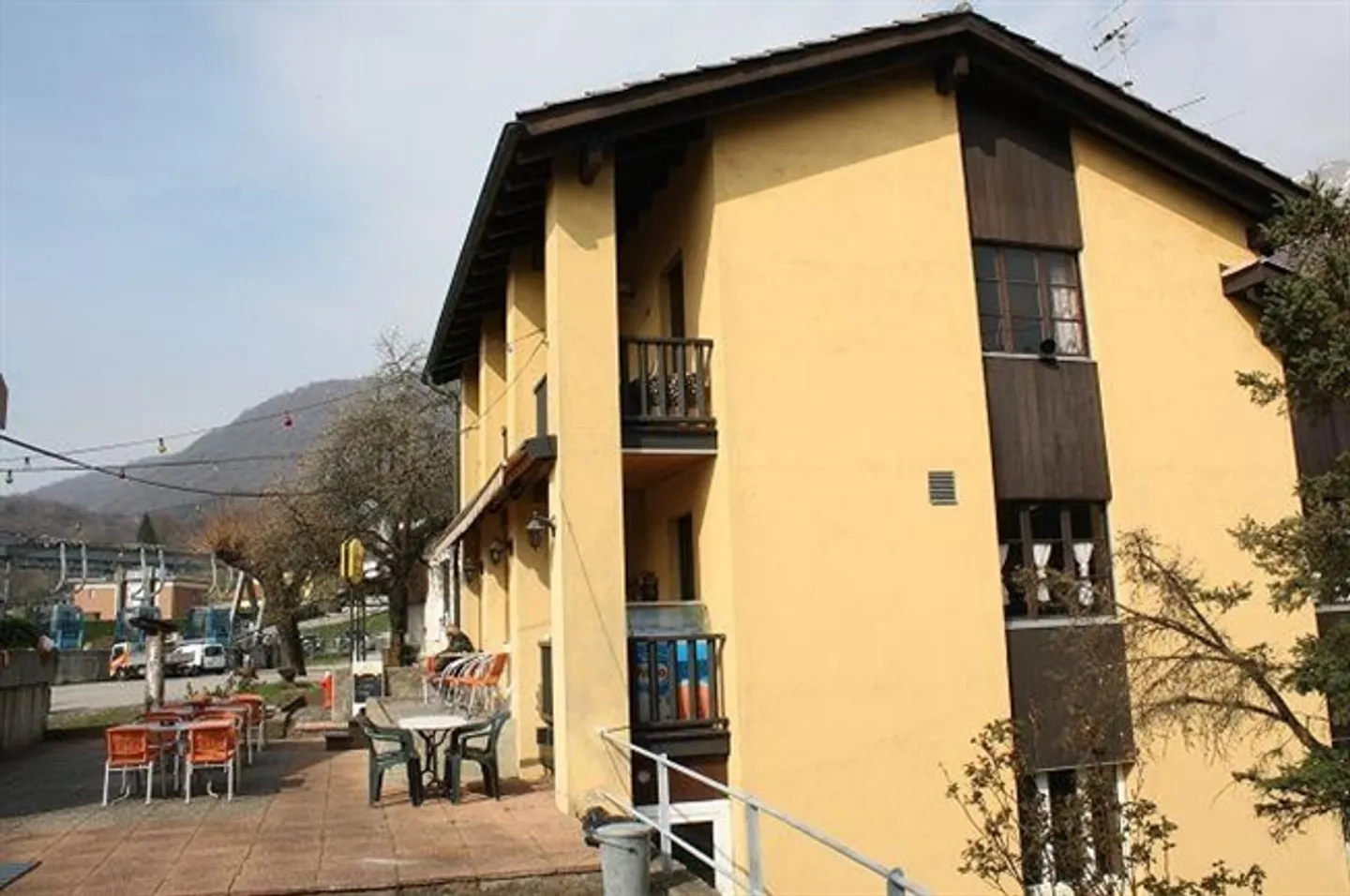 «Restaurant mit Dachwohnung und 4-Zimmer-Wohnhaus / ristorante con appartamento e casa di4 lcoali» - Foto 12 di 17