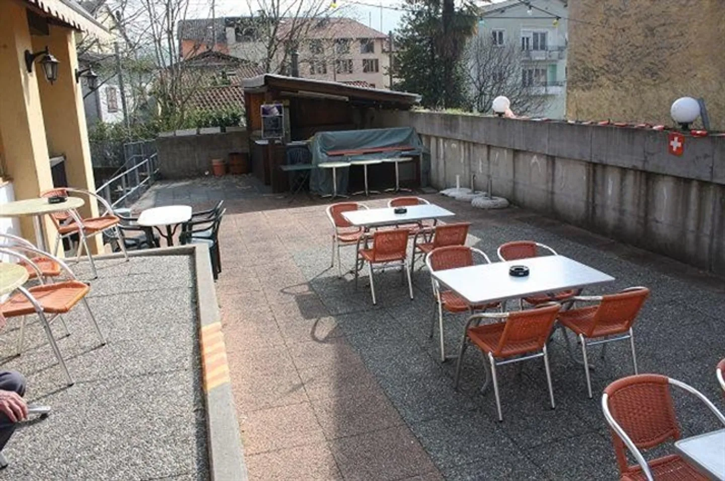 «Restaurant mit Dachwohnung und 4-Zimmer-Wohnhaus / ristorante con appartamento e casa di4 lcoali» - Foto 13 di 17