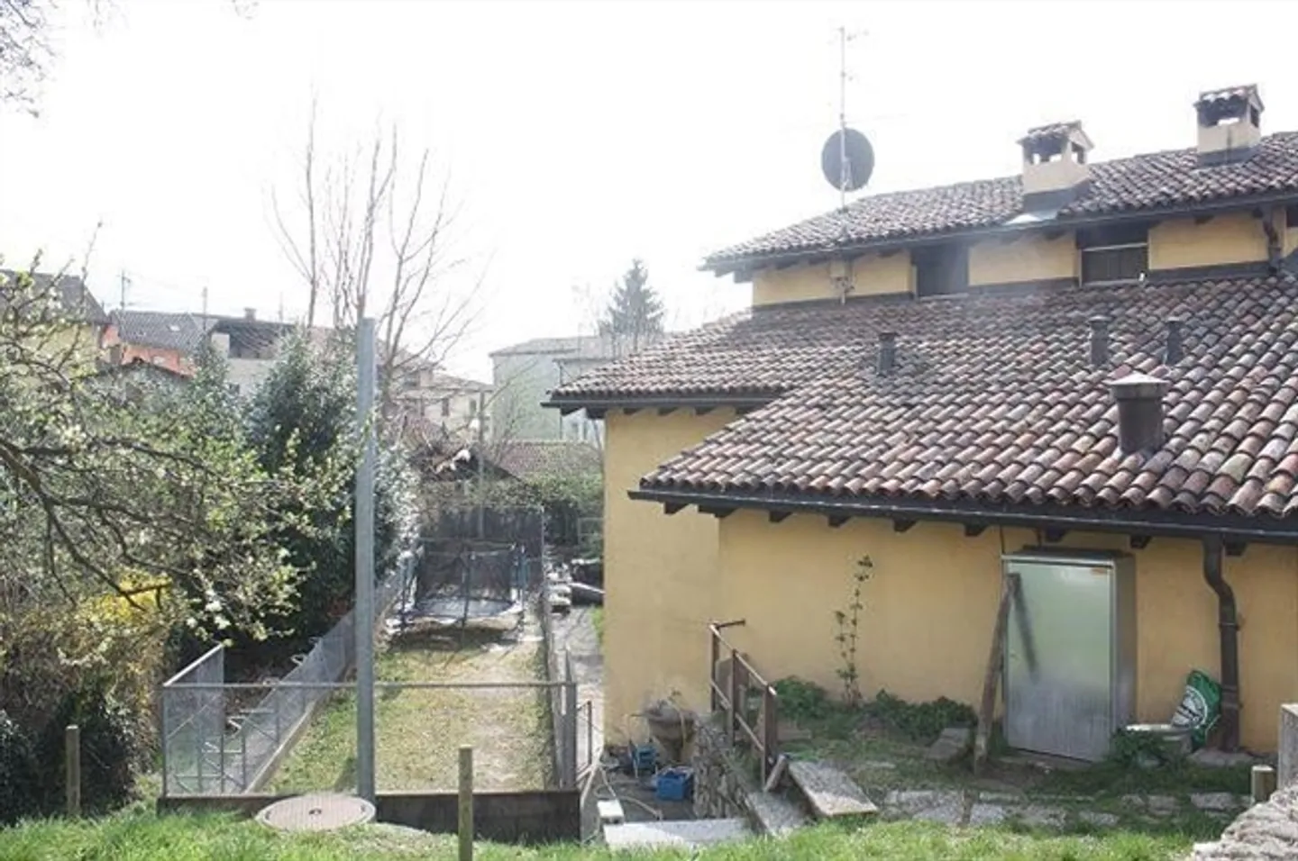 «Restaurant mit Dachwohnung und 4-Zimmer-Wohnhaus / ristorante con appartamento e casa di4 lcoali» - Foto 14 di 17