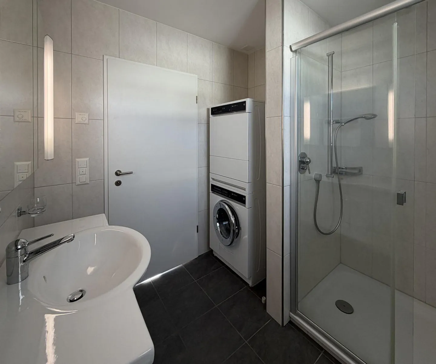 A Home to Arrive at: Light, Space, and Views - Photo 10 of 13