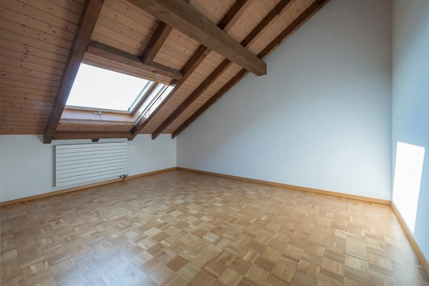 Appartement sous les combles confortable avec cheminée et balcon - Photo 3 sur 4