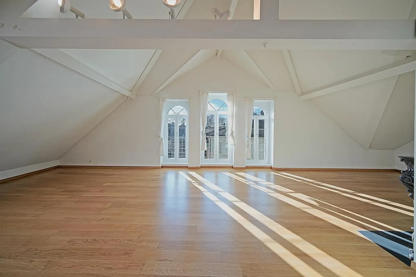 Spacious 6.5-room apartment with charm and character - Photo 2 of 13