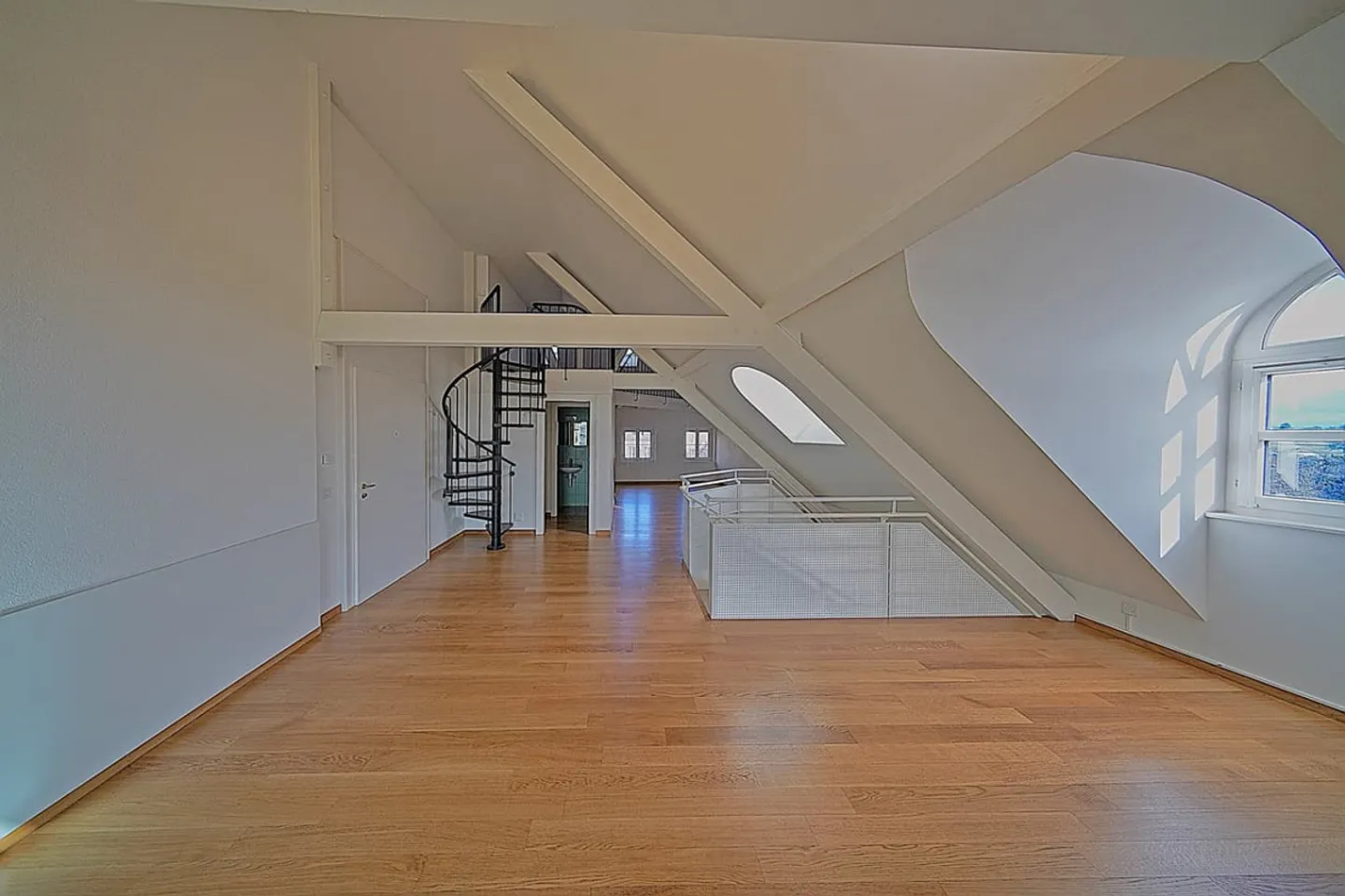 Spacious 6.5-room apartment with charm and character - Photo 8 of 13