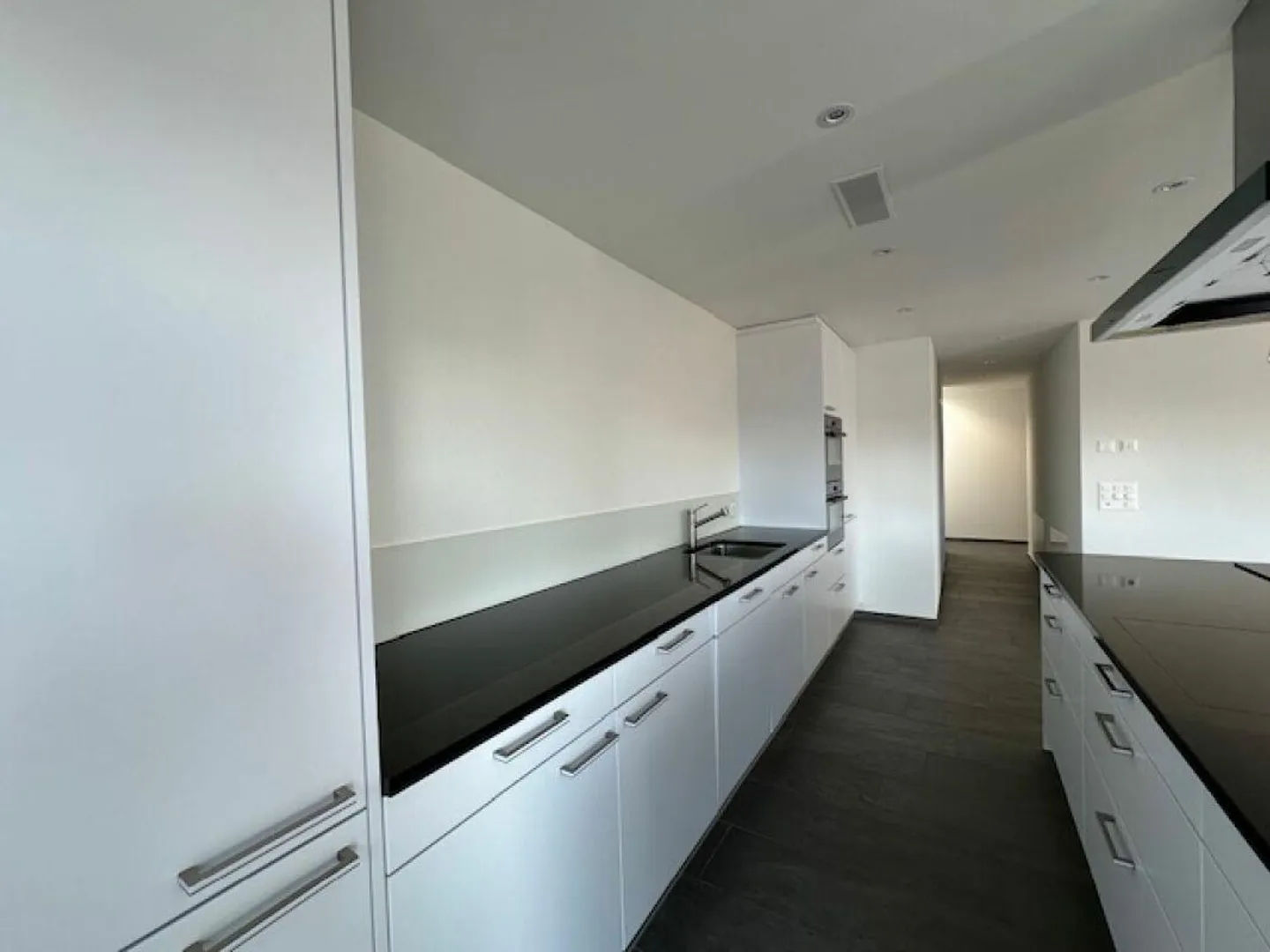 Moderno Appartamento Attico 4.5 in un Quartiere Tranquillo di Colore Rosso - Foto 2 di 7