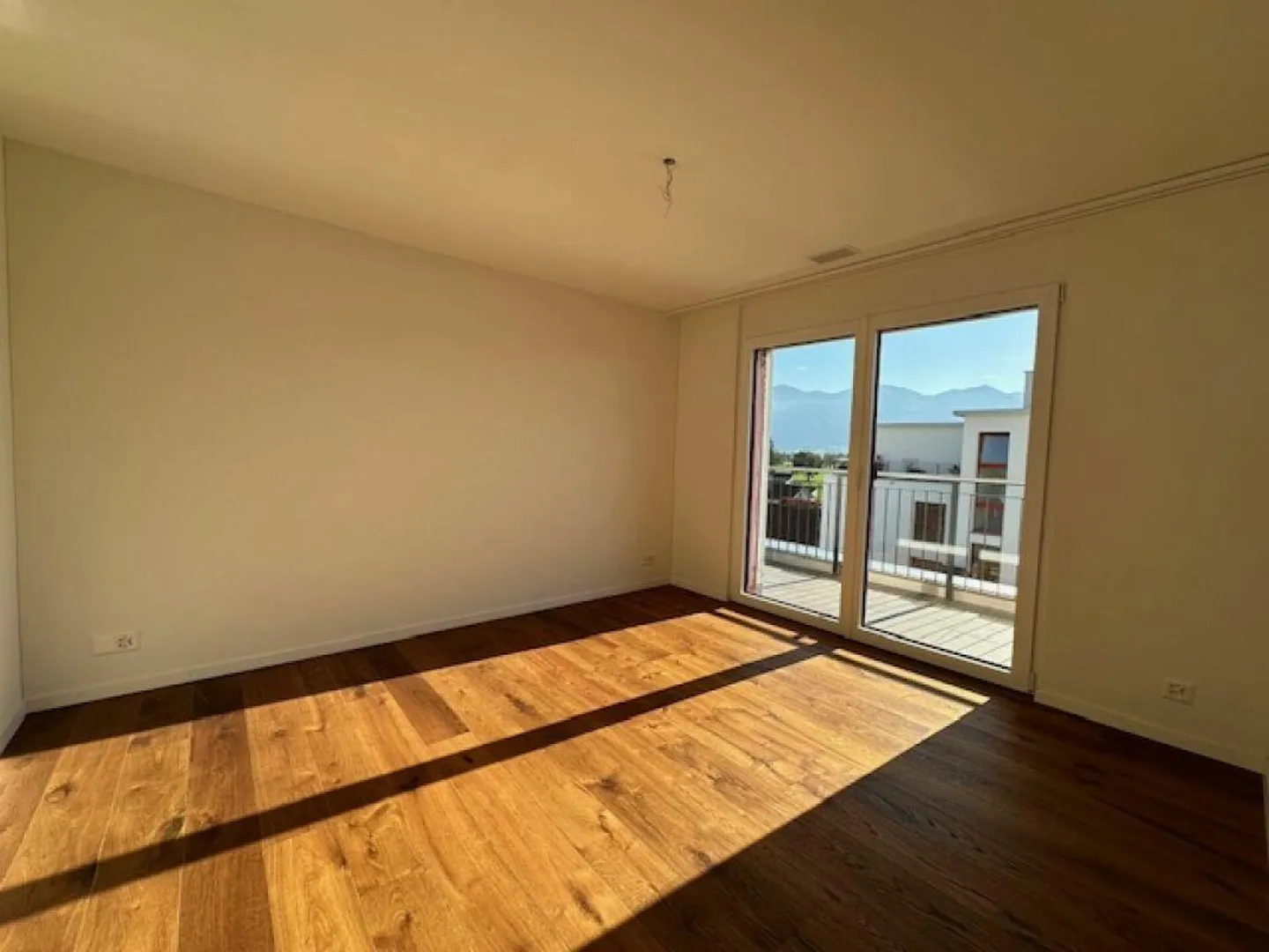 Moderno Appartamento Attico 4.5 in un Quartiere Tranquillo di Colore Rosso - Foto 3 di 7