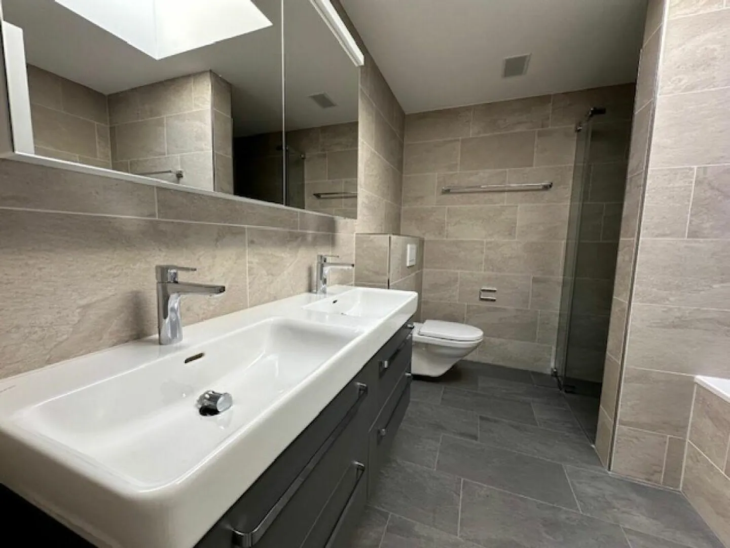 Moderno Appartamento Attico 4.5 in un Quartiere Tranquillo di Colore Rosso - Foto 4 di 7