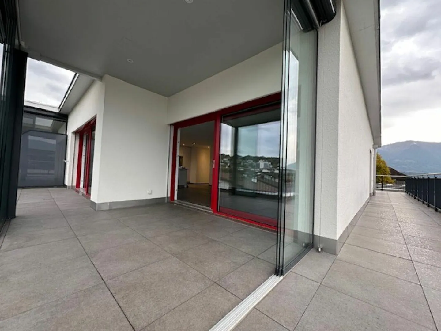 Moderno Appartamento Attico 4.5 in un Quartiere Tranquillo di Colore Rosso - Foto 6 di 7