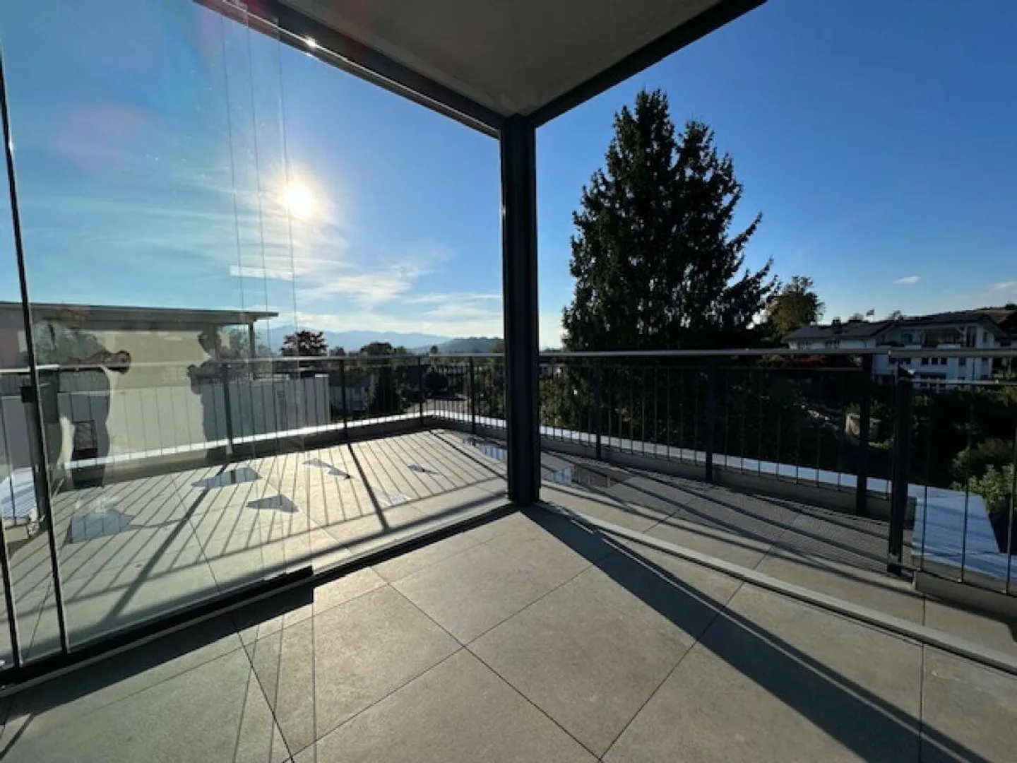 Moderno Appartamento Attico 4.5 in un Quartiere Tranquillo di Colore Rosso - Foto 5 di 7