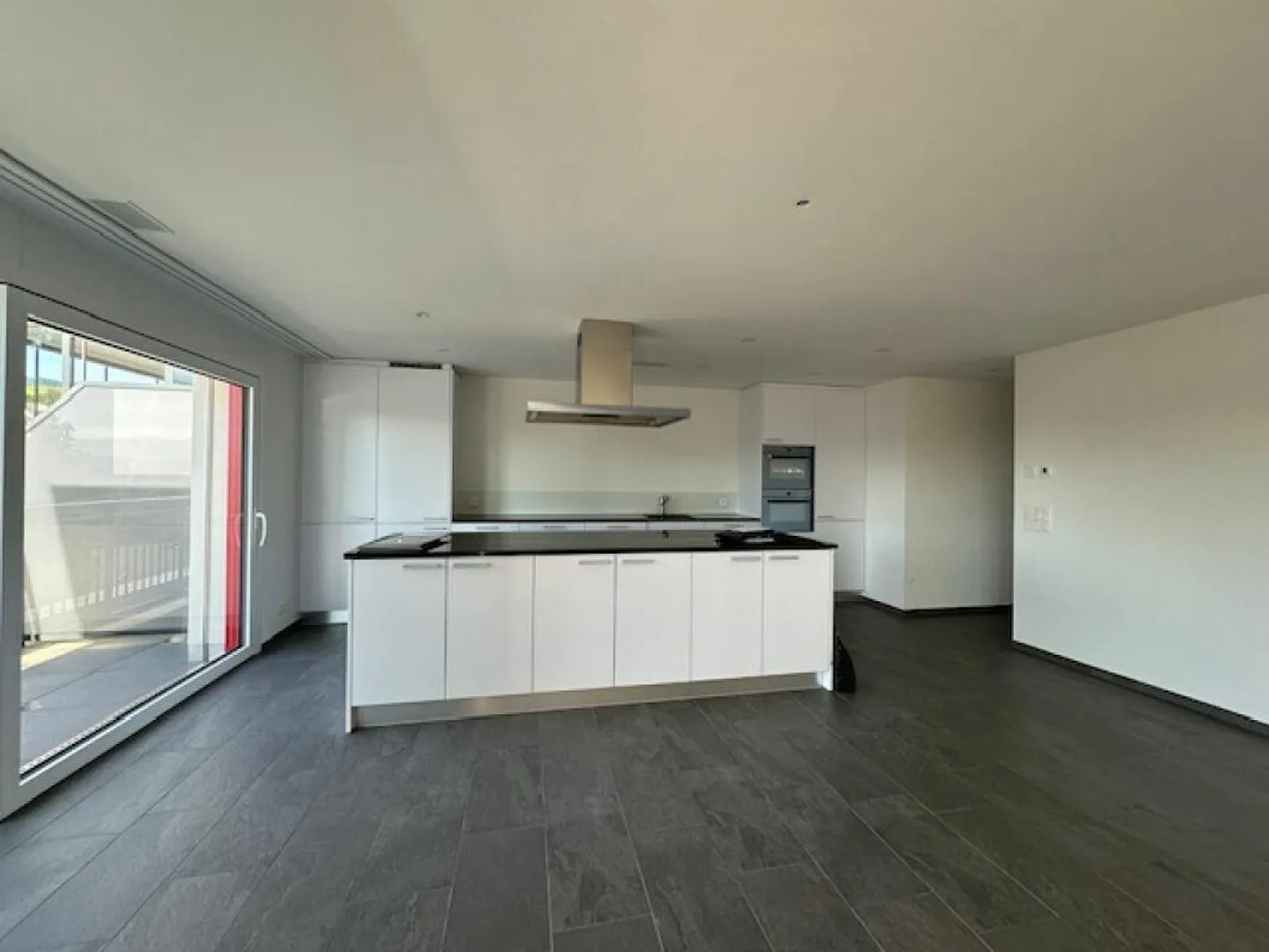 Moderno Appartamento Attico 4.5 in un Quartiere Tranquillo di Colore Rosso - Foto 1 di 7