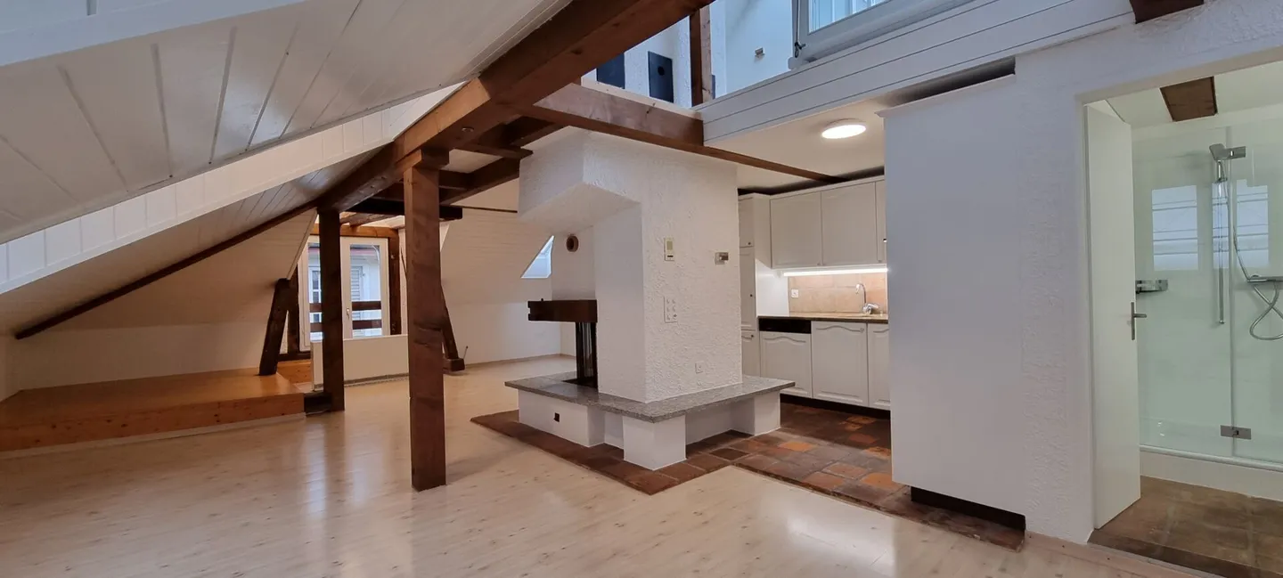 Appartement en attique original avec terrasse - Photo 3 sur 14