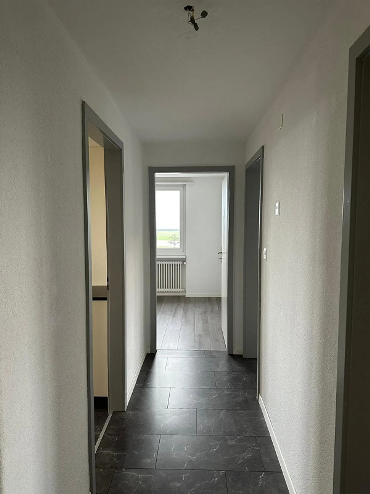 Appartamento 4 locali ben tenuto nel verde con vista lago - Foto 5 di 9