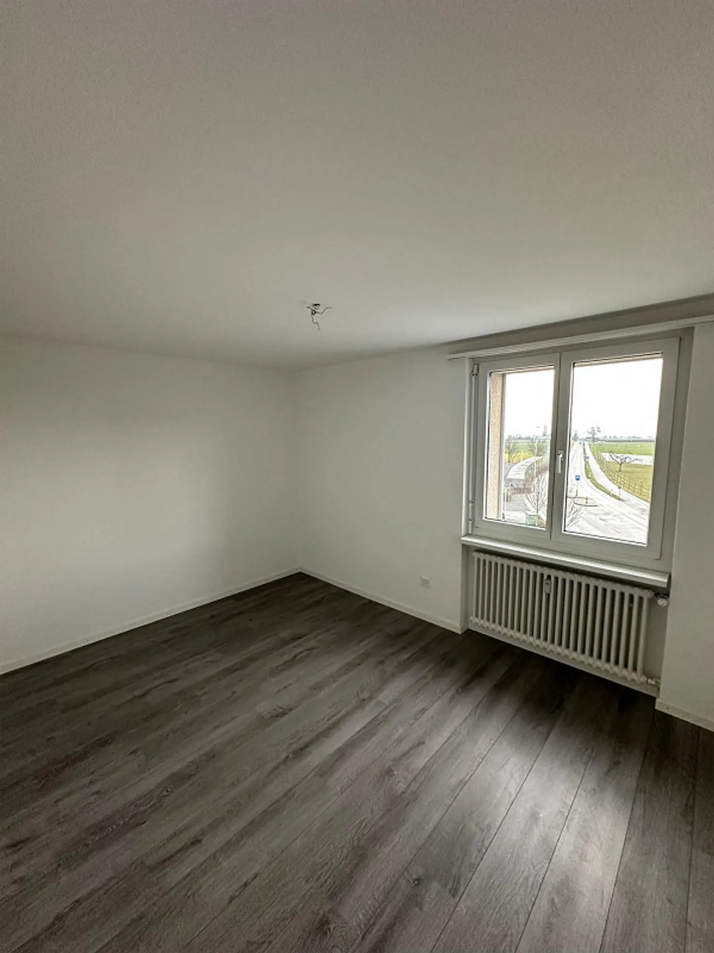 Appartamento 4 locali ben tenuto nel verde con vista lago - Foto 7 di 9