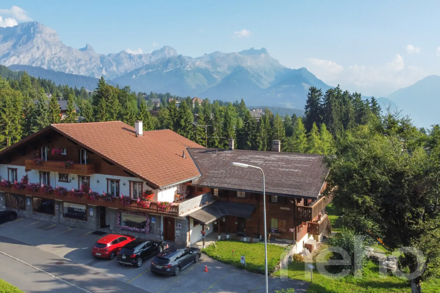 Chalet avec 4 appartements au cœur de Villars-sur-Ollon - Photo 1 sur 12
