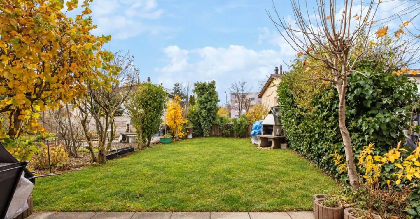 Bright adjoining villa close to amenities - Photo 2 of 10