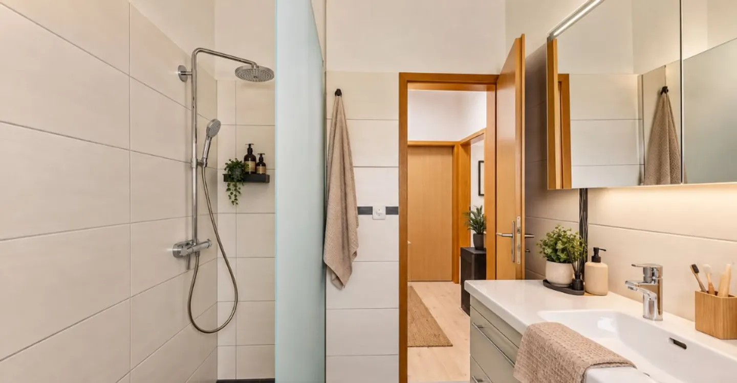 Bright adjoining villa close to amenities - Photo 7 of 10