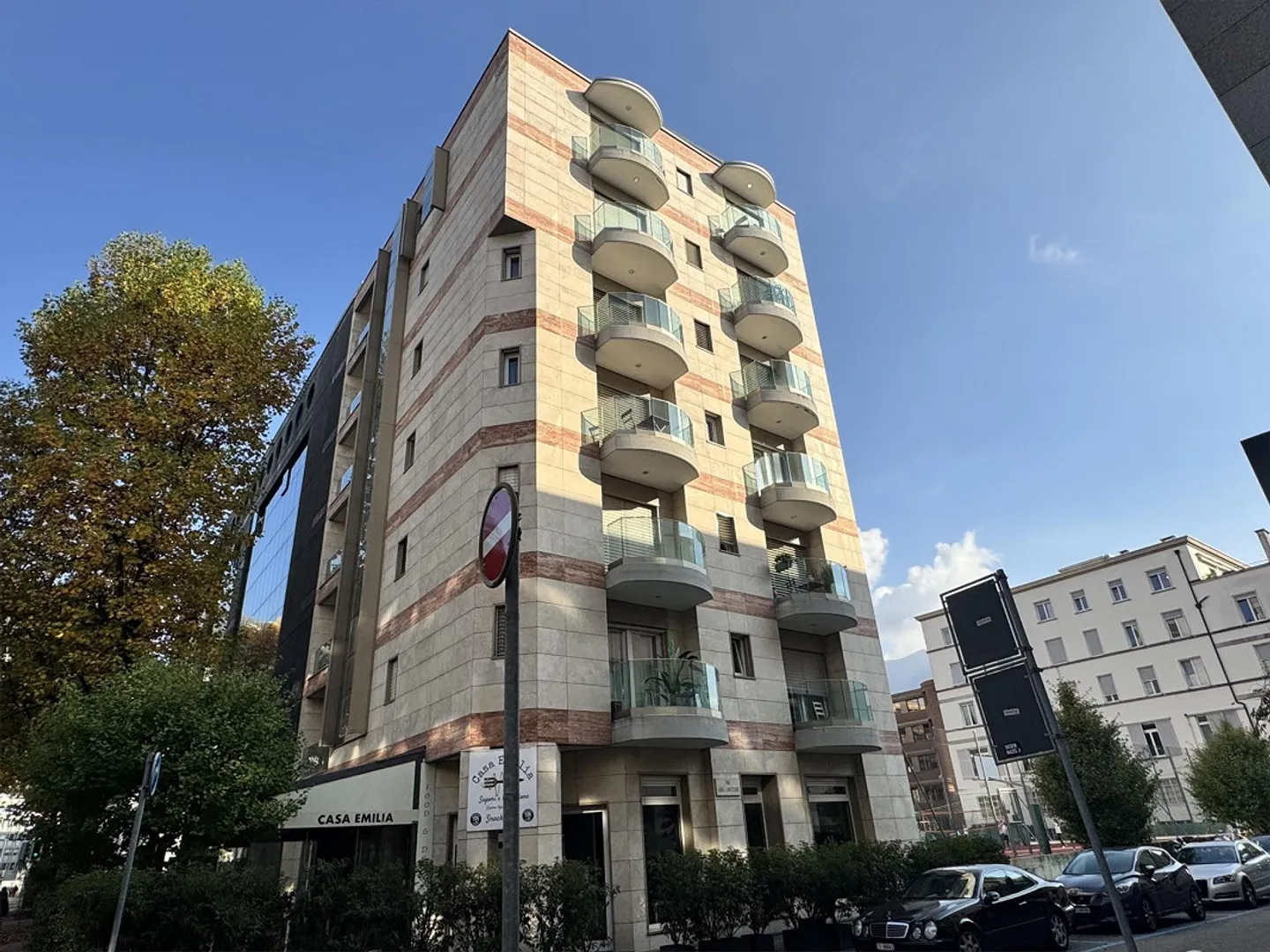 APPARTAMENTO LUMINOSO DI 2,5 STANZE CON BALCONE E 2 POSTI AUTO NEL CENTRO DI LUGANO - Foto 1 di 10