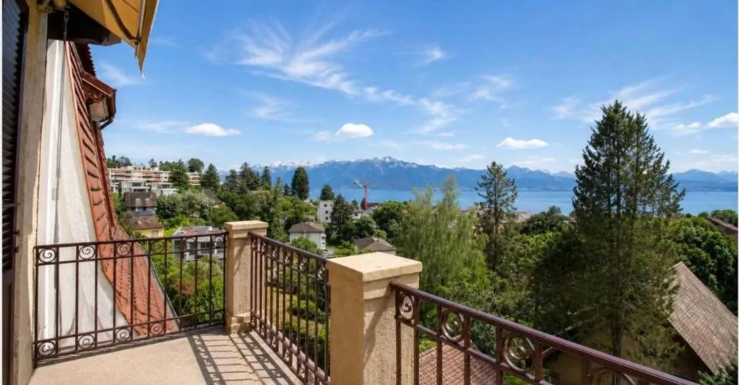 Magnifico appartamento duplex completamente ristrutturato con vista mozzafiato sul lago - Foto 2 di 12