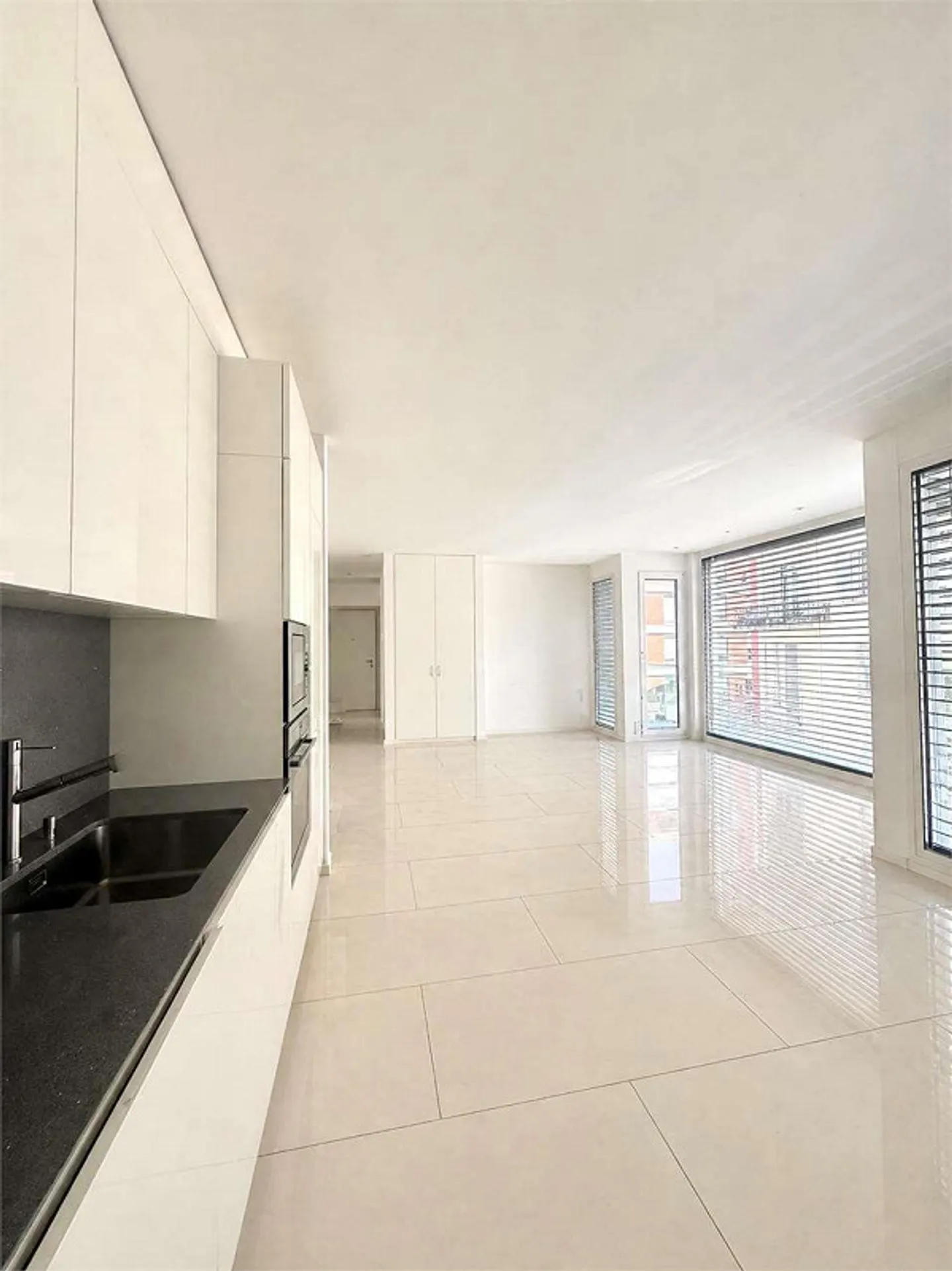Modern 3.5-room apartment with balcony for rent just steps away - Photo 1 of 9