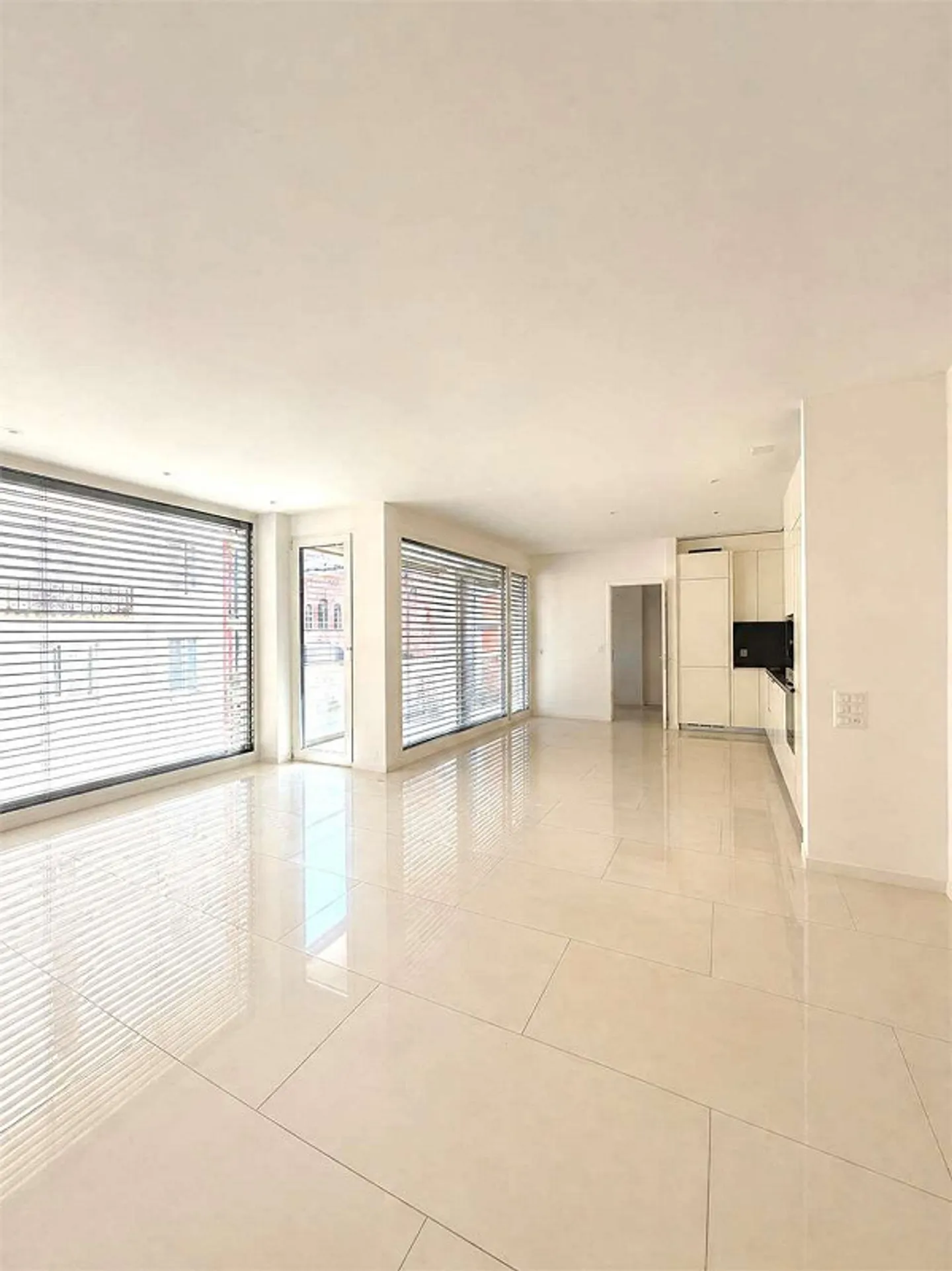 Modern 3.5-room apartment with balcony for rent just steps away - Photo 2 of 9