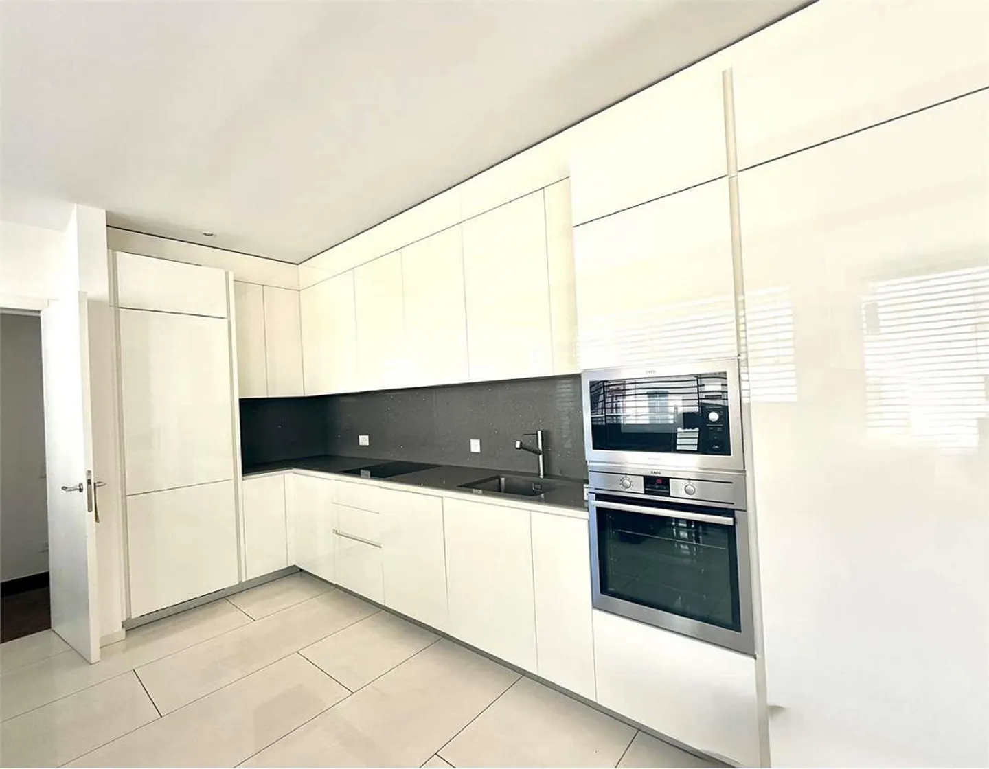 Modern 3.5-room apartment with balcony for rent just steps away - Photo 3 of 9