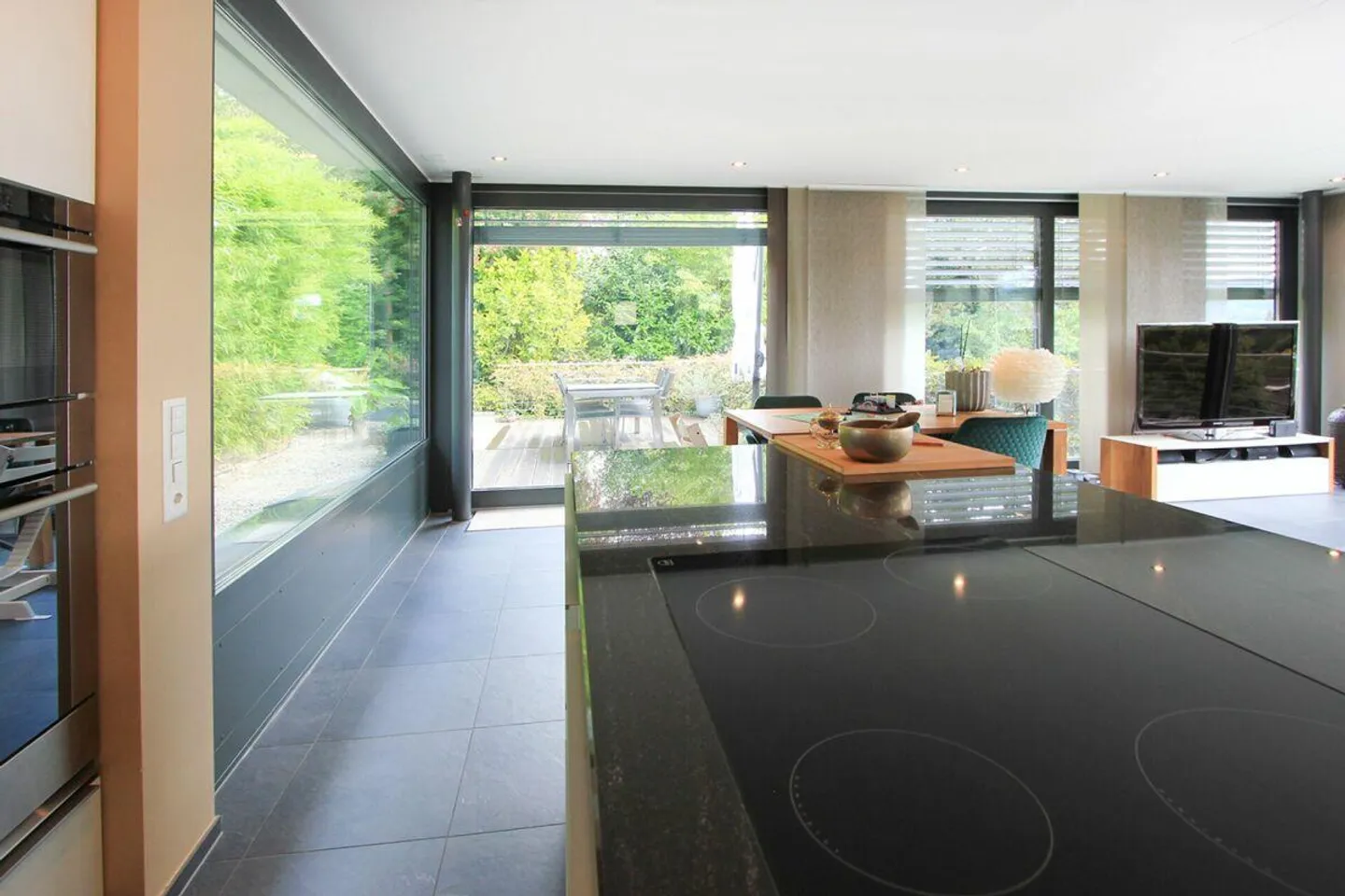 Architettura Moderna - Casa Unifamiliare in una Posizione Tranquilla - Foto 4 di 13