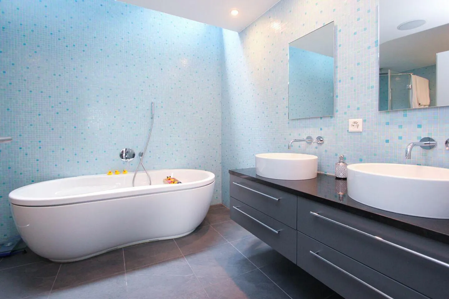 Architettura Moderna - Casa Unifamiliare in una Posizione Tranquilla - Foto 10 di 13