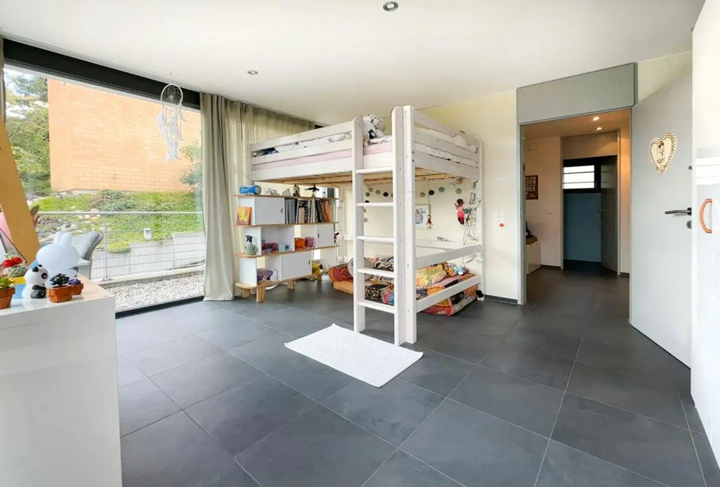 Architettura Moderna - Casa Unifamiliare in una Posizione Tranquilla - Foto 8 di 13