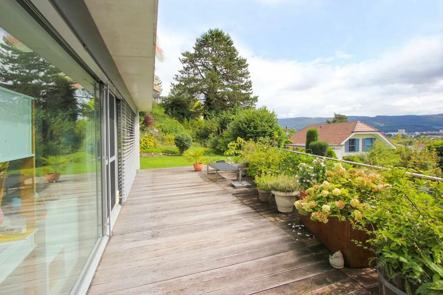 Architettura Moderna - Casa Unifamiliare in una Posizione Tranquilla - Foto 9 di 13