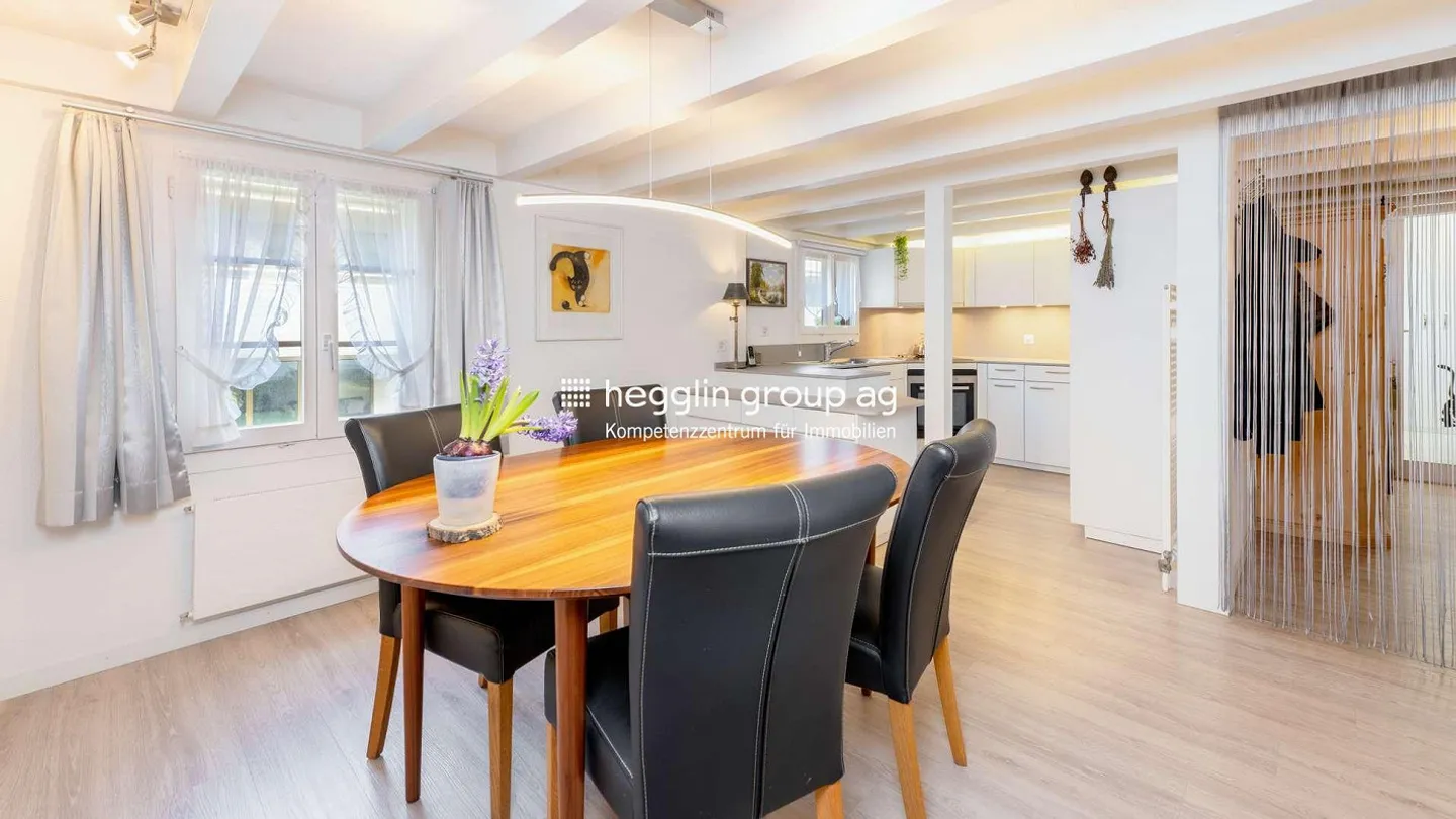 Stylish mid-terrace house with a separate apartment in the heart of Baar - Photo 3 of 11