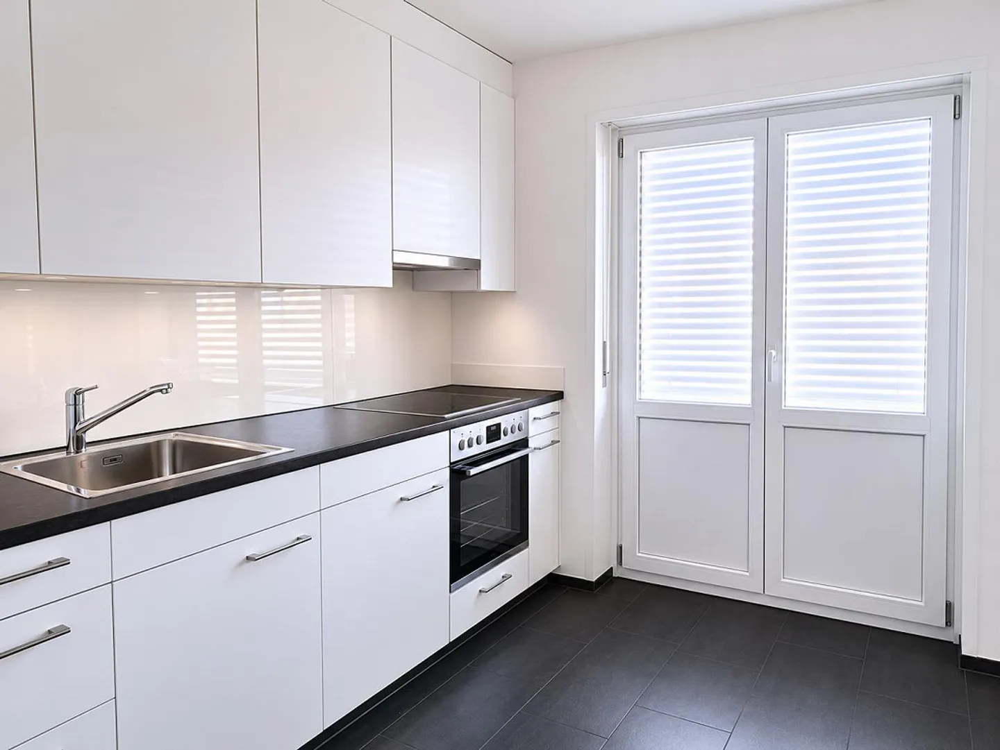 Charmante appartement 2 pièces avec deux balcons à Bâle - Photo 3 sur 9