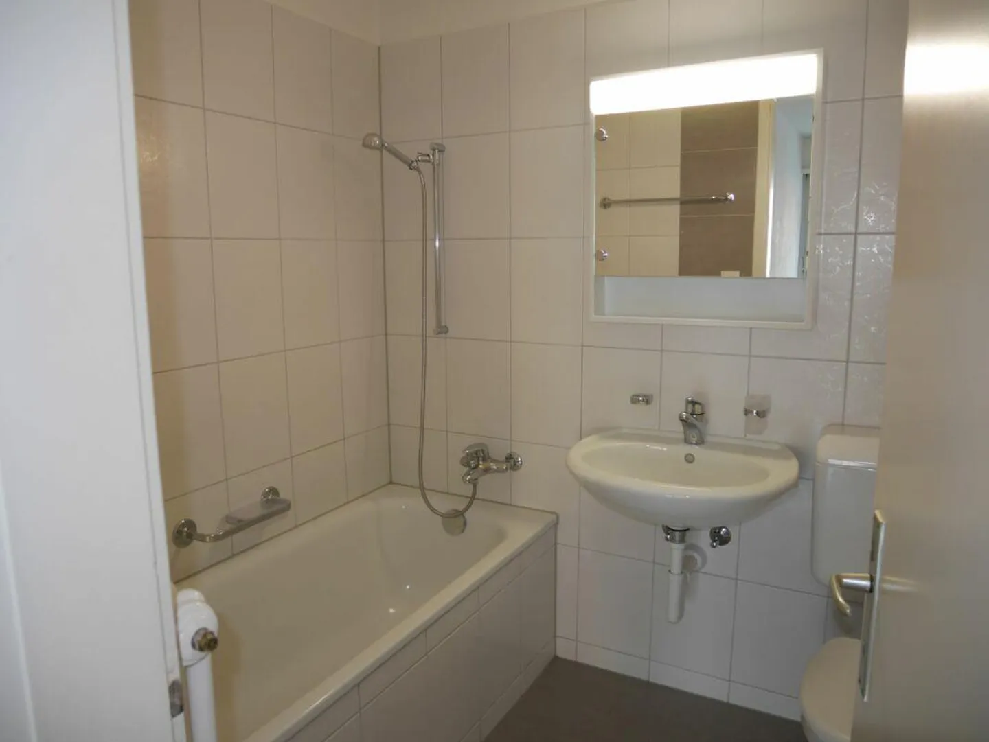 Zentrale 1. Zimmerwohnung mit Balkon - Photo 2 sur 7