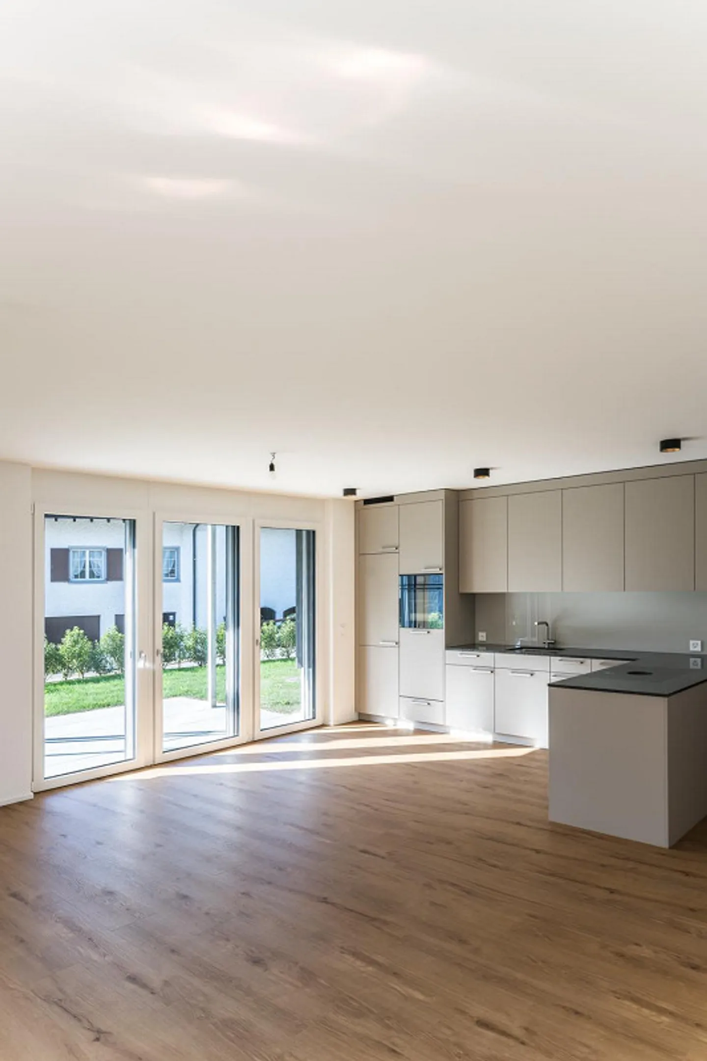 Appartamento giardino 4.5 stanze - 126 m² di superficie abitabile e area verde privata - Foto 4 di 13