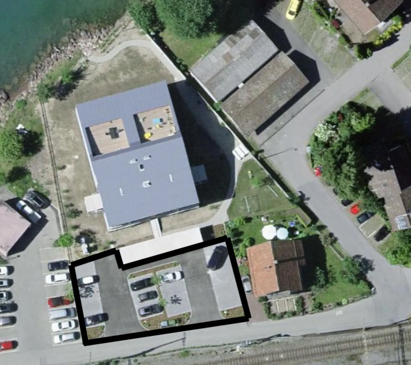 Parcheggio direttamente sul lago - Foto 1 di 1