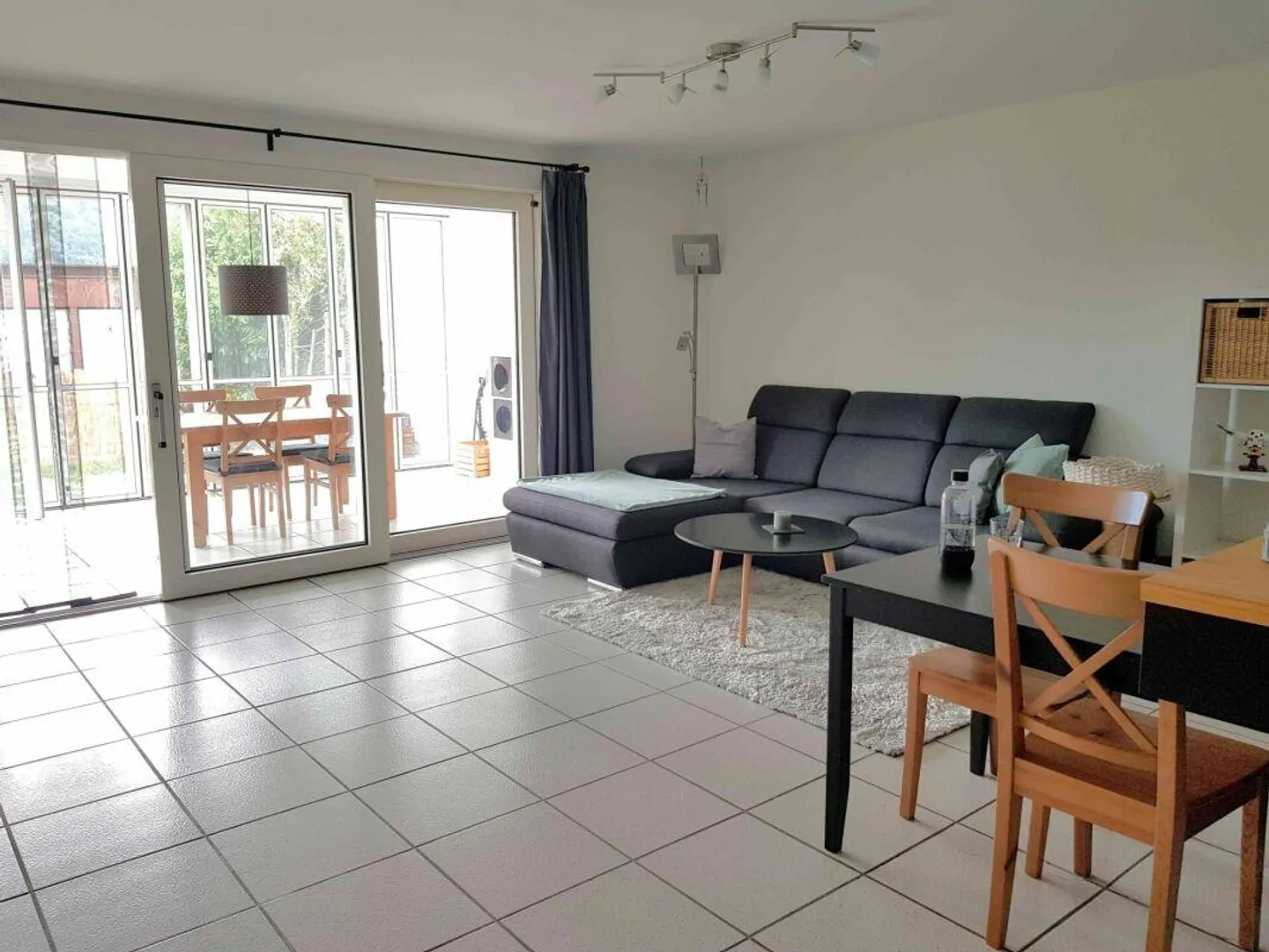 Beautiful and modern 3-room apartment in Sissach with private garden, fireplace, 2 toilets, bathtub, separate shower and much more... - Photo 2 of 8