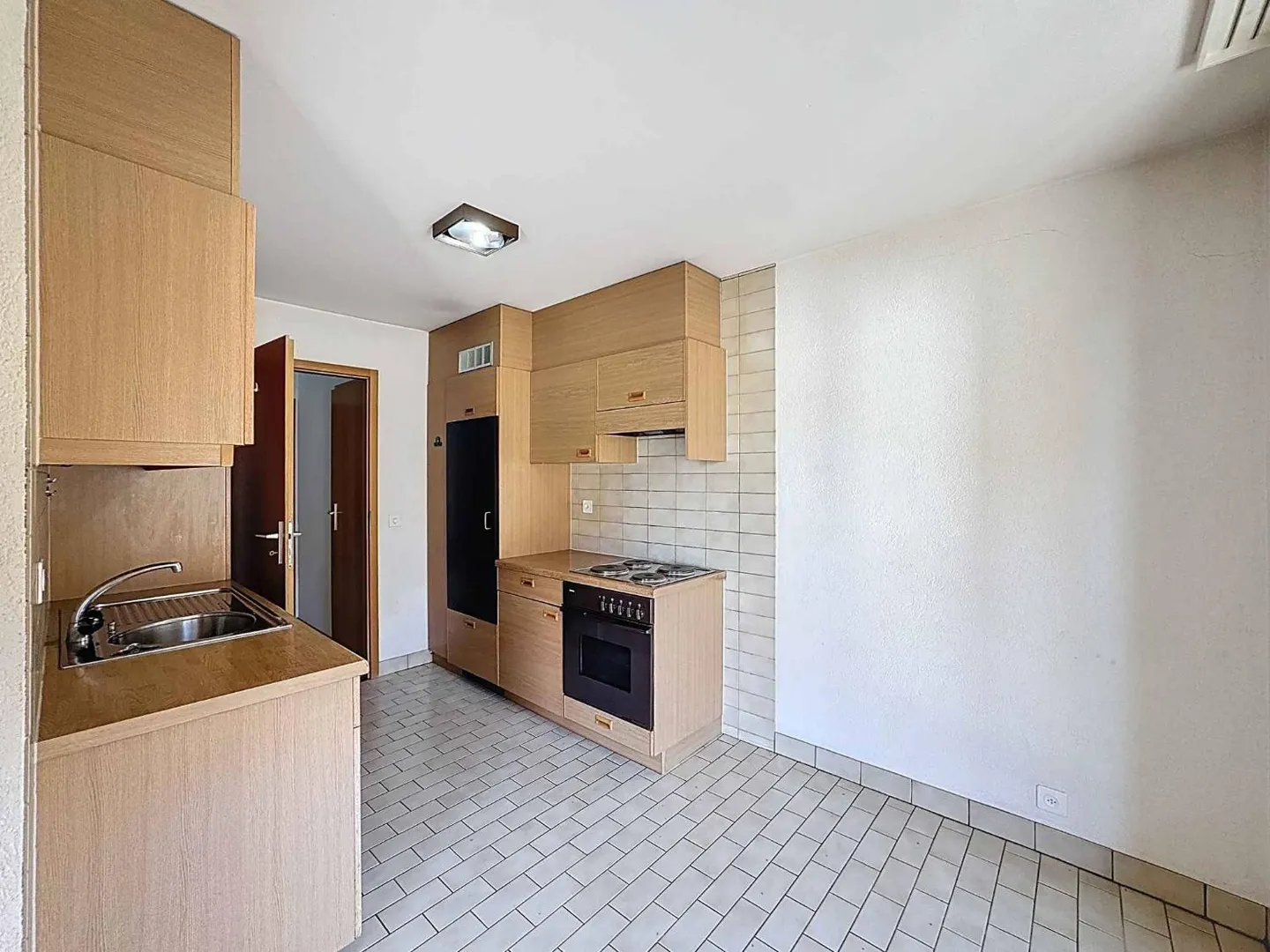 At the top floor - Large 3.5 rooms on 1 level of 79 m2 + balcony - Photo 7 of 13
