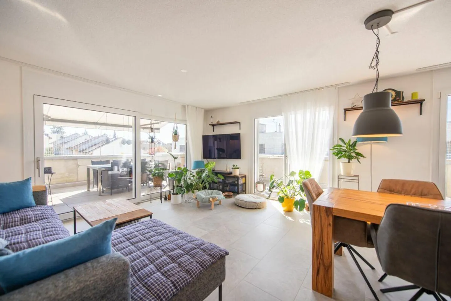 Luce, Spazio, Vista - Moderno appartamento attico di 4,5 locali con vista sul Giura - Foto 2 di 20