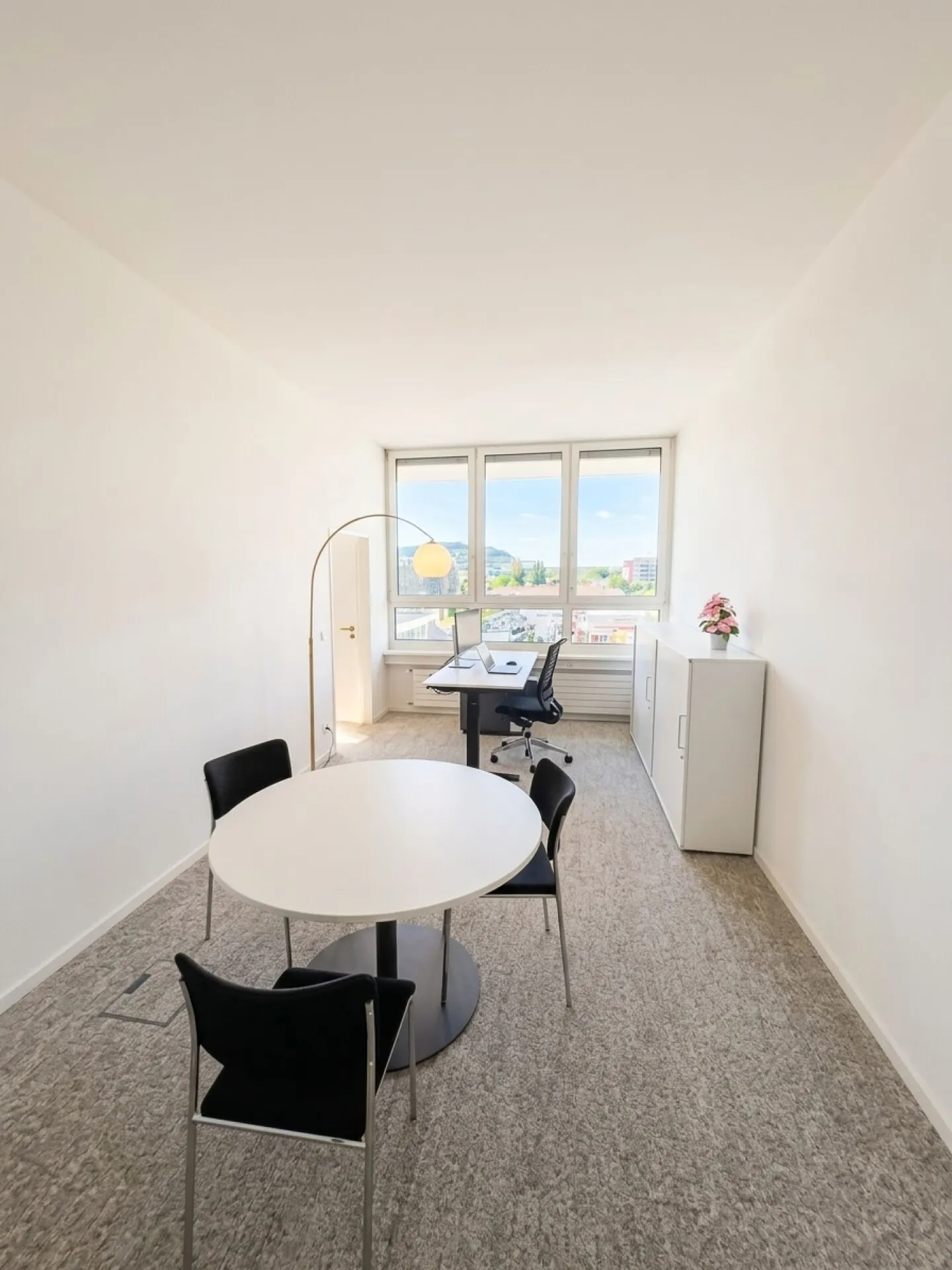 Spacious office space with flexible room layout - Photo 7 of 11