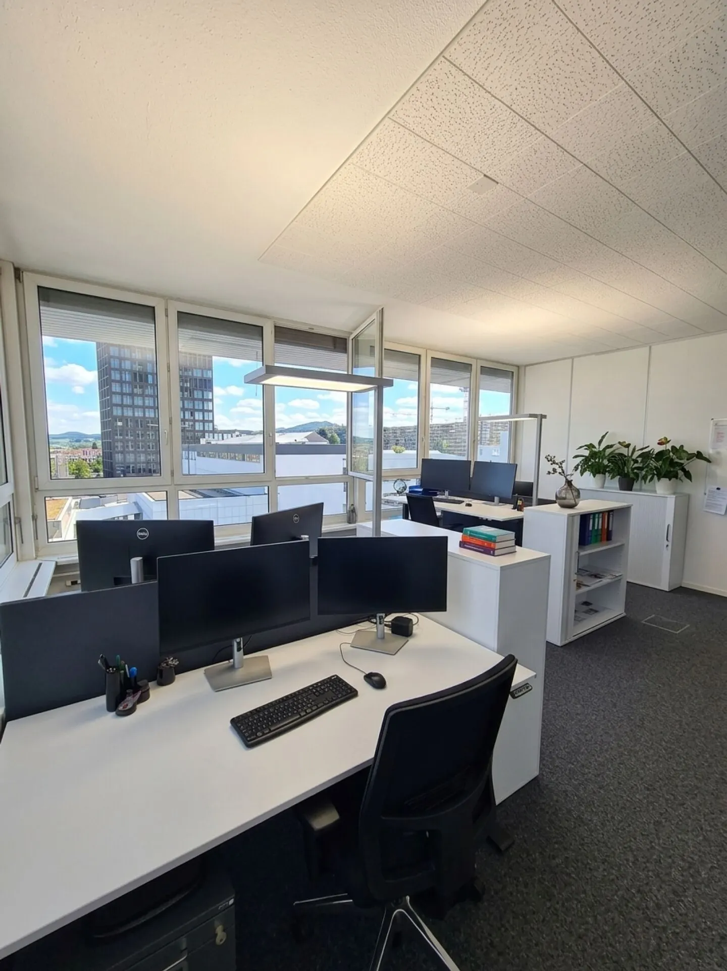 Spacious office space with flexible room layout - Photo 9 of 11