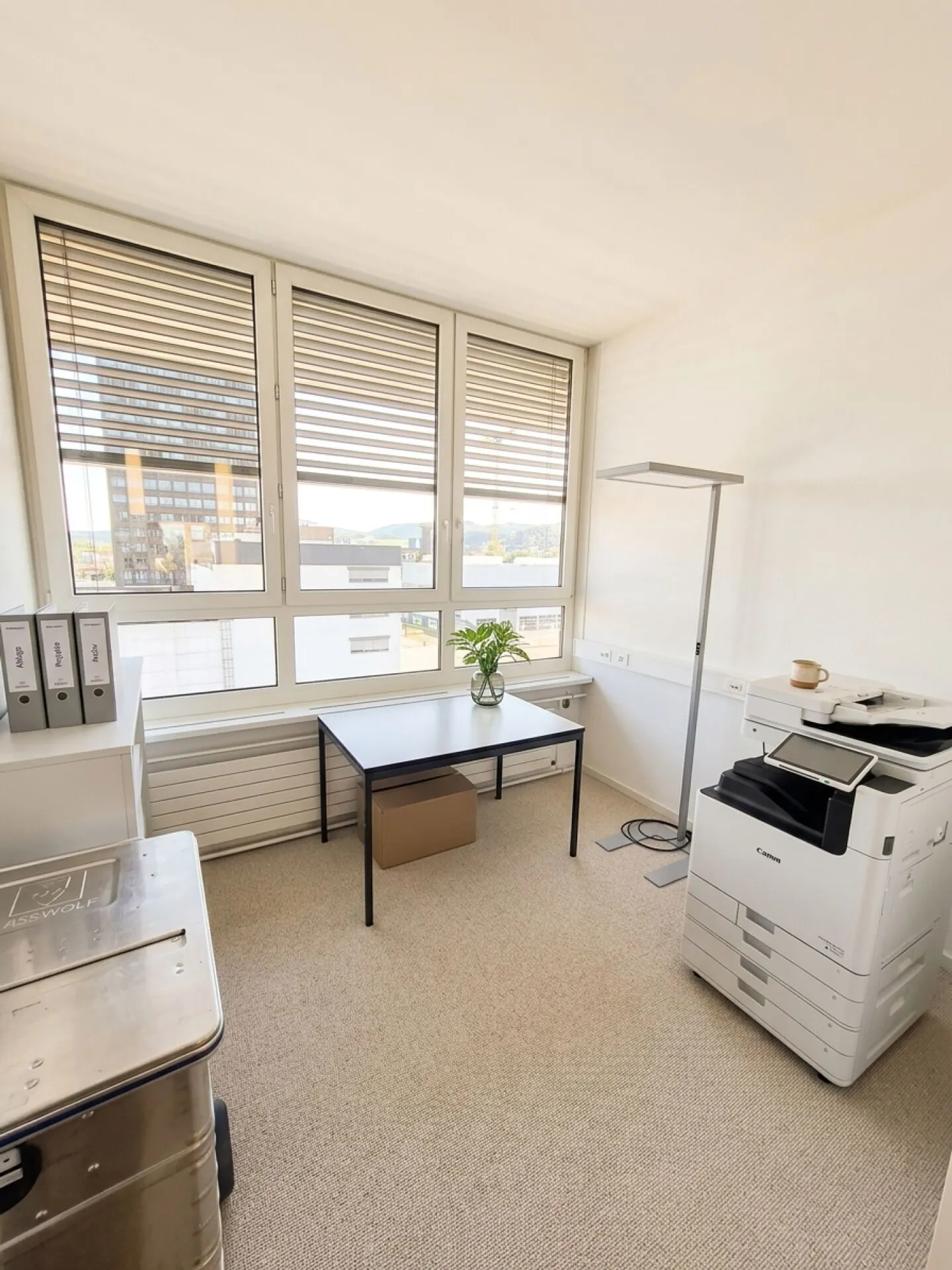 Spacious office space with flexible room layout - Photo 4 of 11