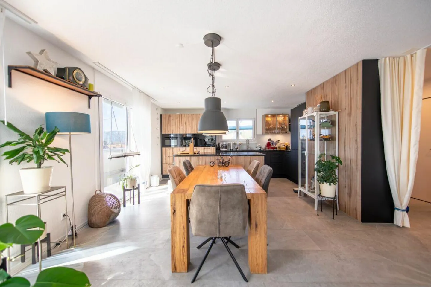 Luce, Spazio, Vista - Moderno appartamento attico di 4,5 locali con vista sul Giura - Foto 3 di 20